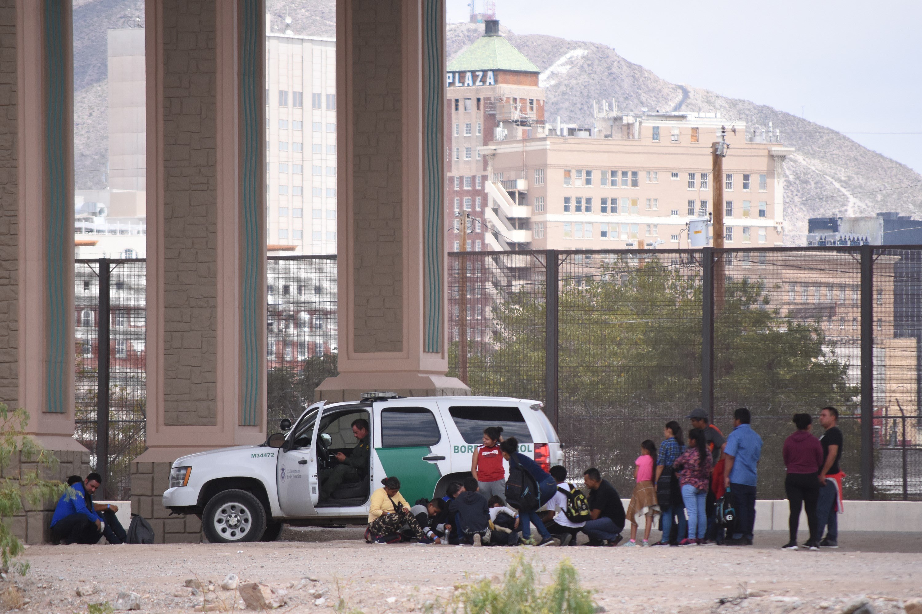 Migrantes centroamericanos son detenidos por la patrulla fronteriza estadounidense después de cruzar la barda fronteriza que divide a México de este país. (Foto Prensa Libre: EFE)