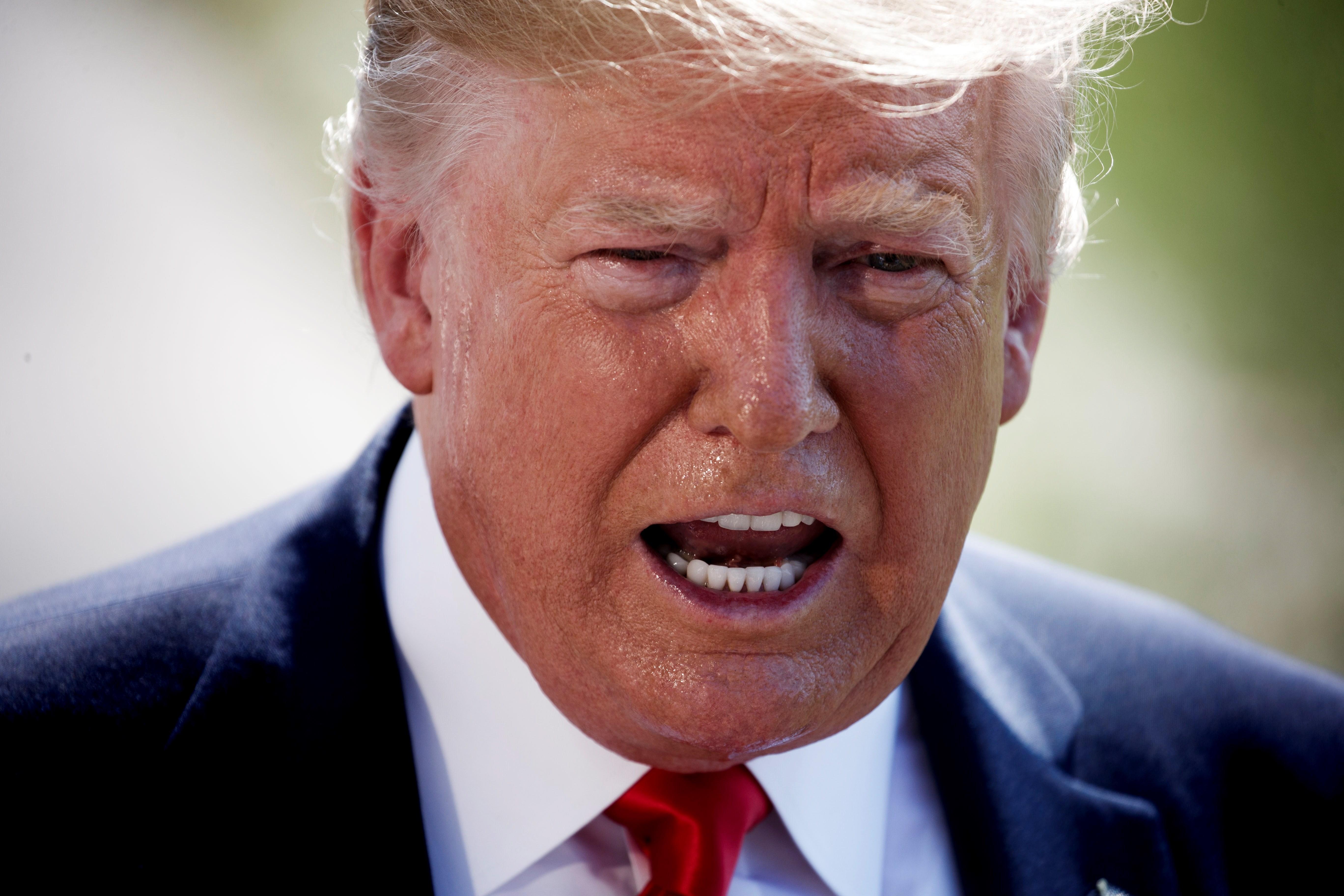 Washington (United States), 09/08/2019.- US President Donald J. Trump responds to a question from the news media as he walks to board Marine One on the South Lawn of the White House in Washington, DC, USA, 09 August 2019. President Trump is traveling to his club in Bedminster, New Jersey for vacation. (Estados Unidos) EFE/EPA/SHAWN THEW