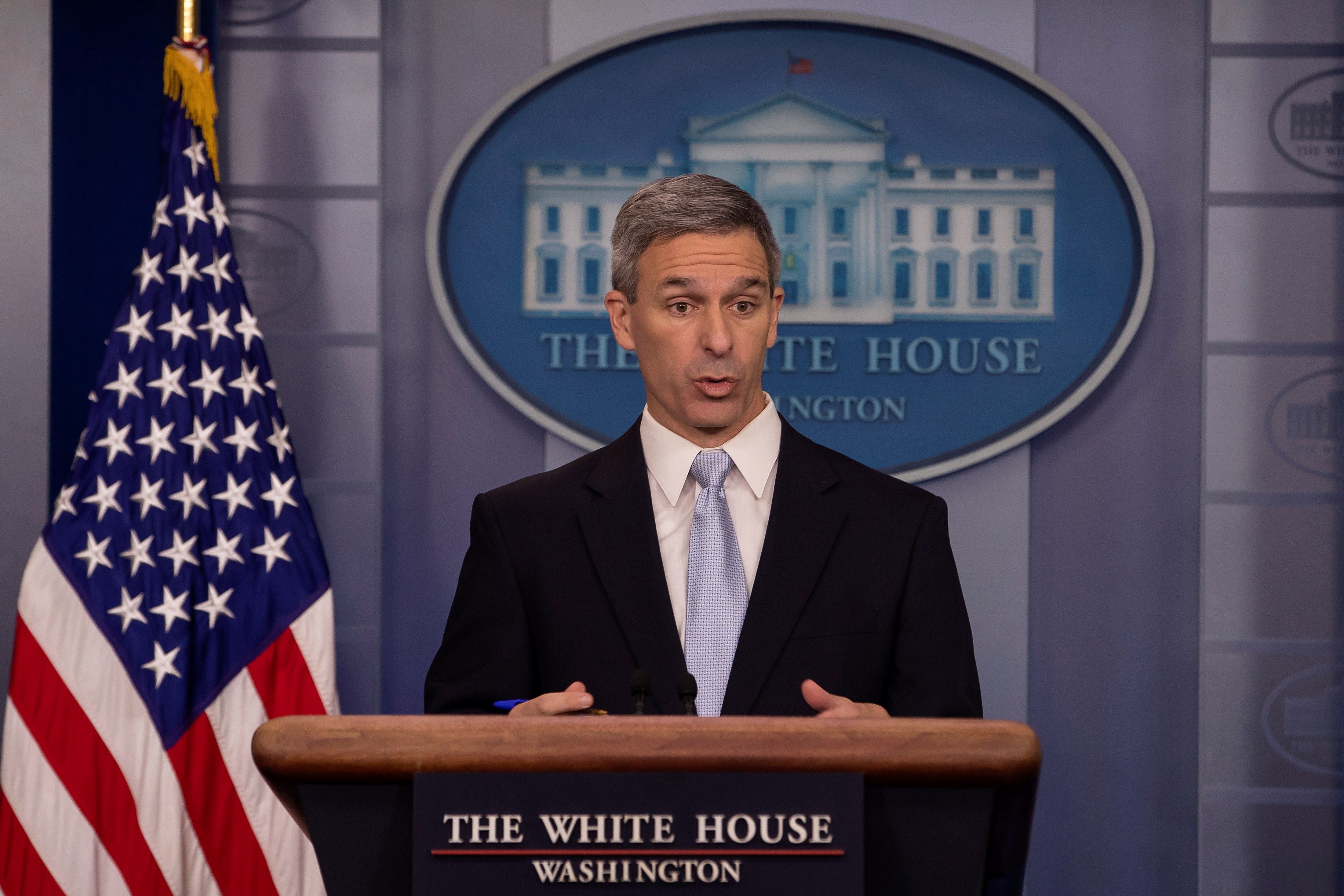 Ken Cuccinelli, subsecretario interino de Seguridad Nacional, habla en una conferencia de prensa en la Casa Blanca. (Foto Prensa Libre: EFE)