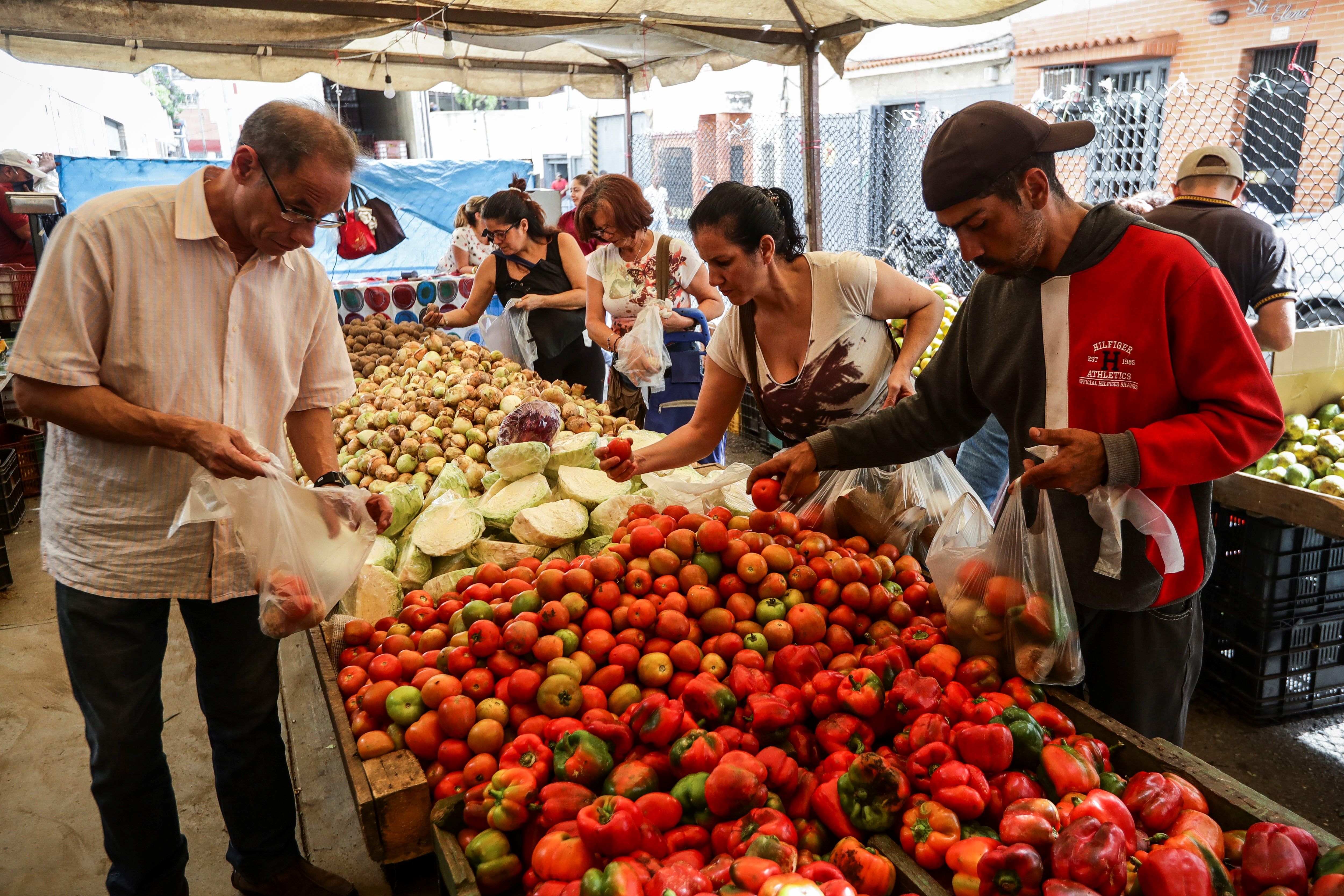 La hiperinflación y la pérdida de poder adquisitivo del venezolano son una realidad en el país suramericano. (Foto Prensa Libre: EFE)