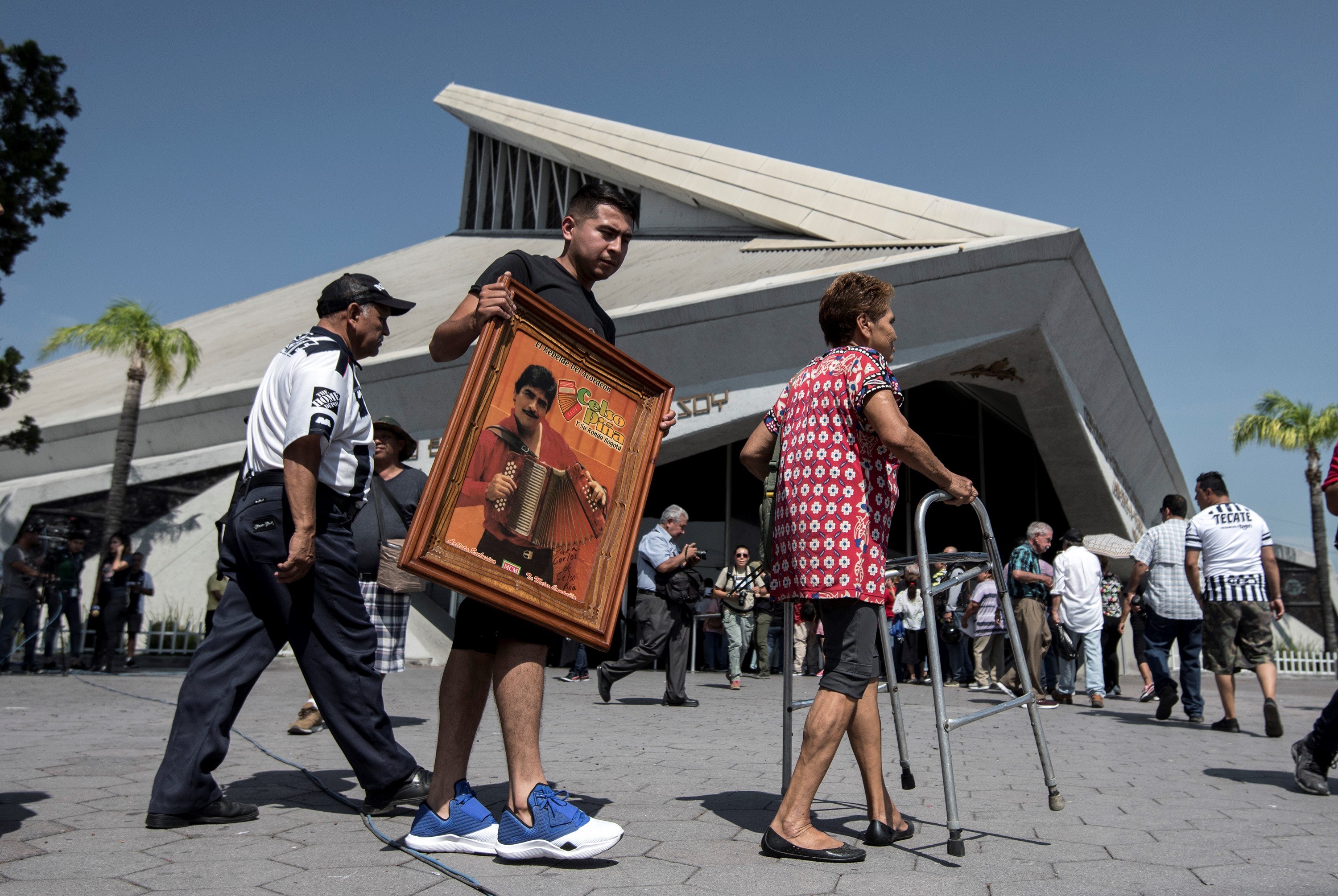 Seguidores de Celso Piña asistieron este sábado a su funeral y homenaje realizado en la Basílica de Guadalupe, en la ciudad de Monterrey (México). Foto: Prensa Libre EFE 