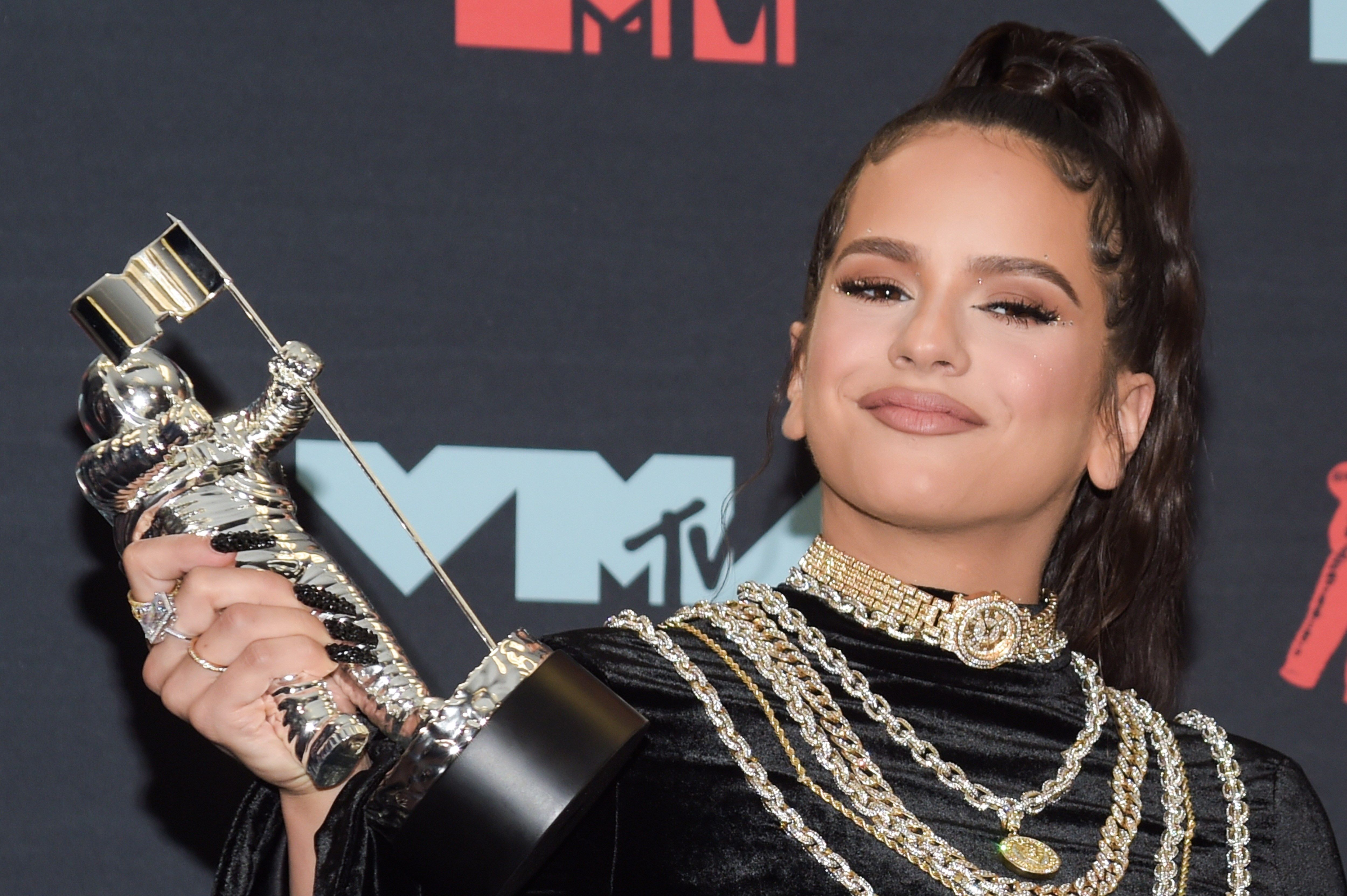 Rosalía obtuvo junto a y J Balvin, el premio al mejor videoclip en la categoría "Latin" gracias a su colaboración "Con Altura", durante los MTV Video Music Awards 2019. (Foto Prensa Libre: EFE)