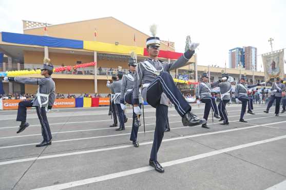 Los gastadores del Colegio San Pablo lucen sus espadines mientras realizan las maniobras. Foto Prensa Libre: Óscar Rivas 