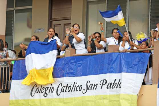 Los padres de familia del colegio San Pablo se ubicaron en el segundo nivel y también al frente de las presentaciones, siendo una de las porras más grandes que se presentó al festival. Foto Prensa Libre: Óscar Rivas 