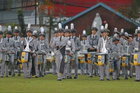 Los jóvenes de "La Prepa" se presentan mientras los reflectores les marcan el camino antes que caiga la noche. Foto Prensa Libre: Óscar Rivas