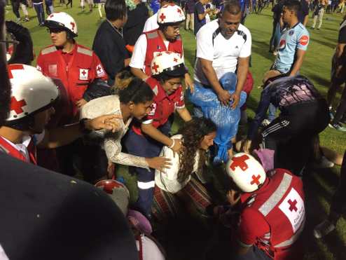 El pánico se adueño de los aficionados. (Foto Prensa Libre: Redes) 