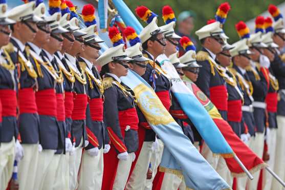 La escolta de las banderas hace una pausa frente a la Virgen María la gran invitada y a quien se dedica el festival. Foto Prensa Libre: Óscar Rivas