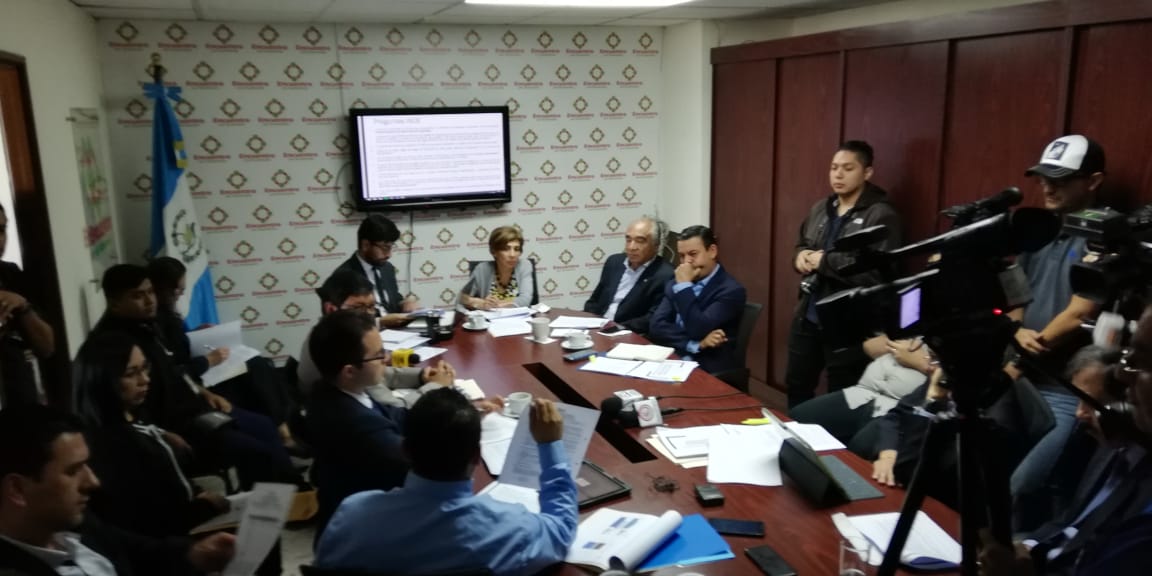 Representantes de la Contraloría General de Cuentas y el Consejo Directivo de Instituto Nacional de Electrificación participan en una citación en el Congreso. (Foto Prensa Libre: Carlos Álvarez)