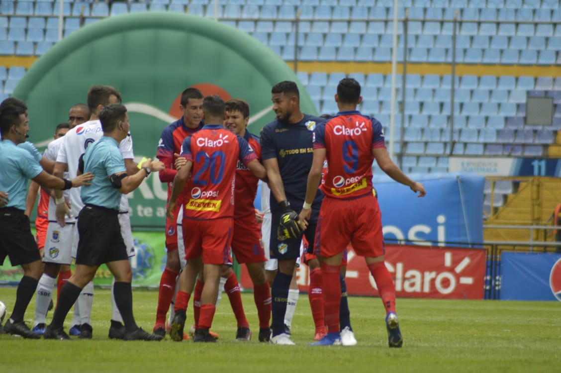 El portero de Comunicaciones José Calderón se perderá el partido contra Santa Lucía por suspensión. (Foto Prensa Libre: Francisco Sánchez)