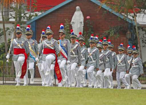 Con un paso coordinado ingresó la banda marcial del Infantes. Foto Prensa Libre: Óscar Rivas