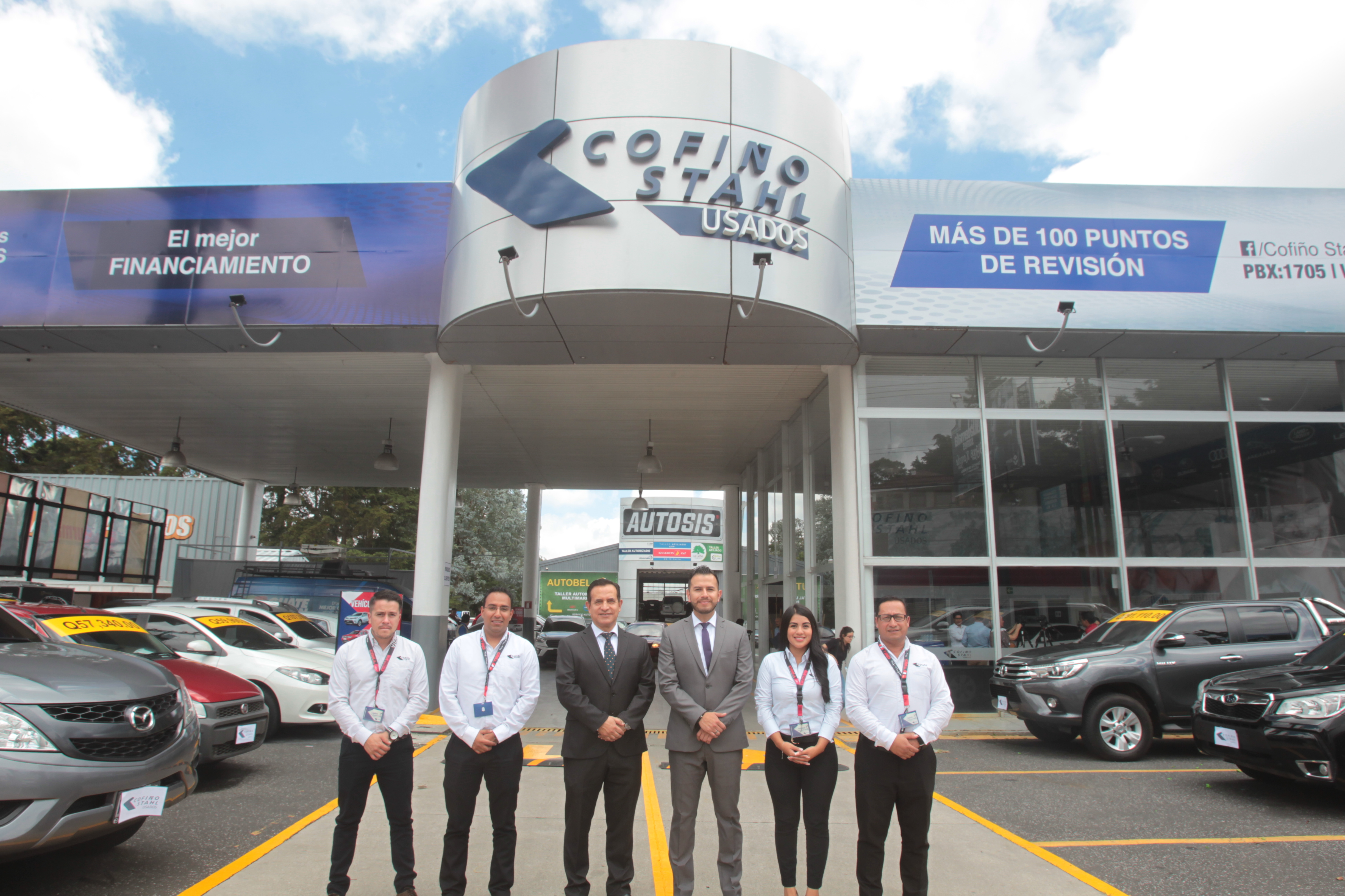 Equipo de colaboradores de la tercera sala de ventas de Cofiño Stahl Usados Arrazola. Foto Norvin Mendoza