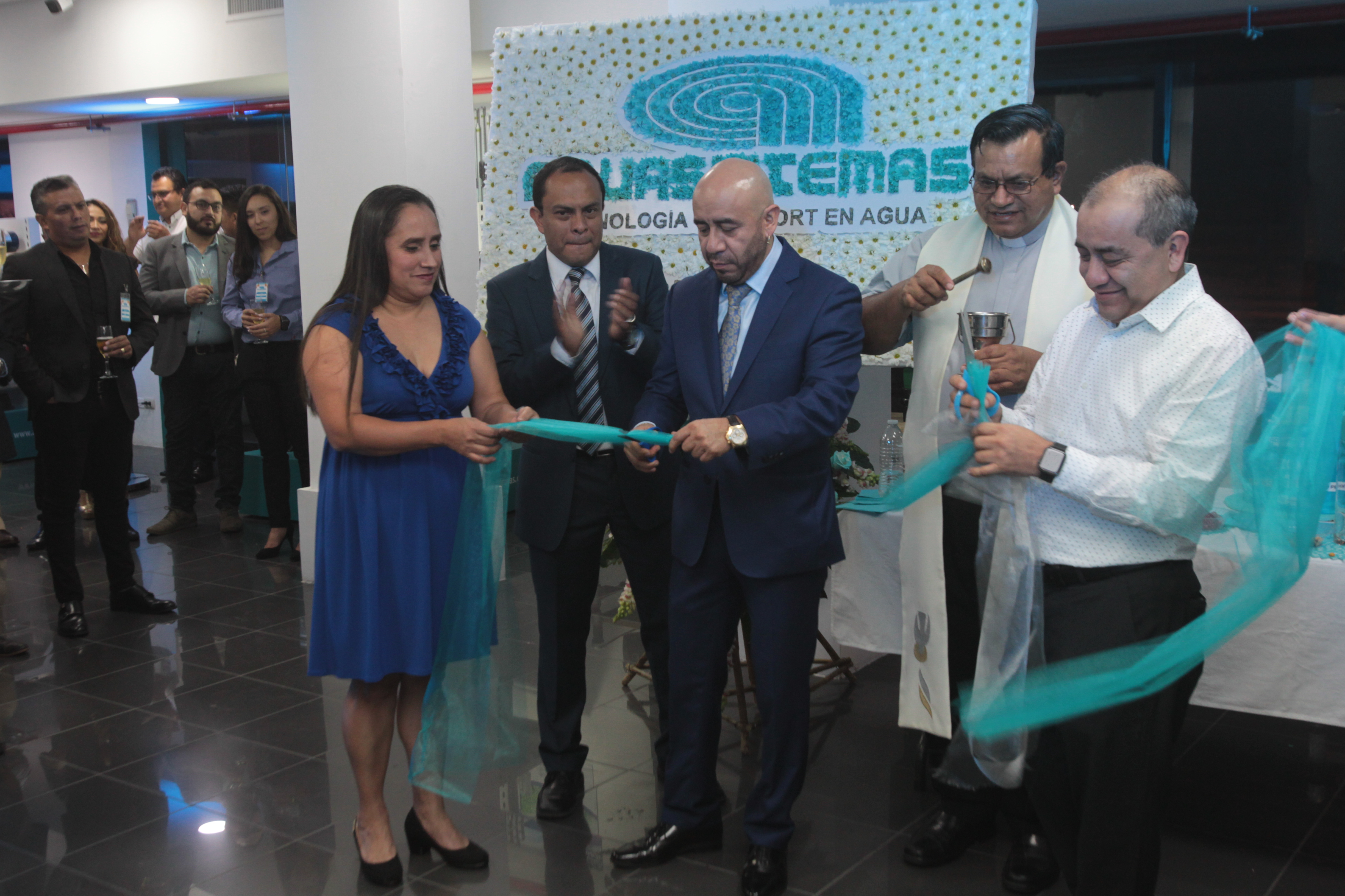 El ingeniero Manrique Fuentes y el arquitecto Marvin Fuentes cortaron la cinta de la nueva sala de ventas de Aquasistemas en la zona 10. Foto Norvin Mendoza