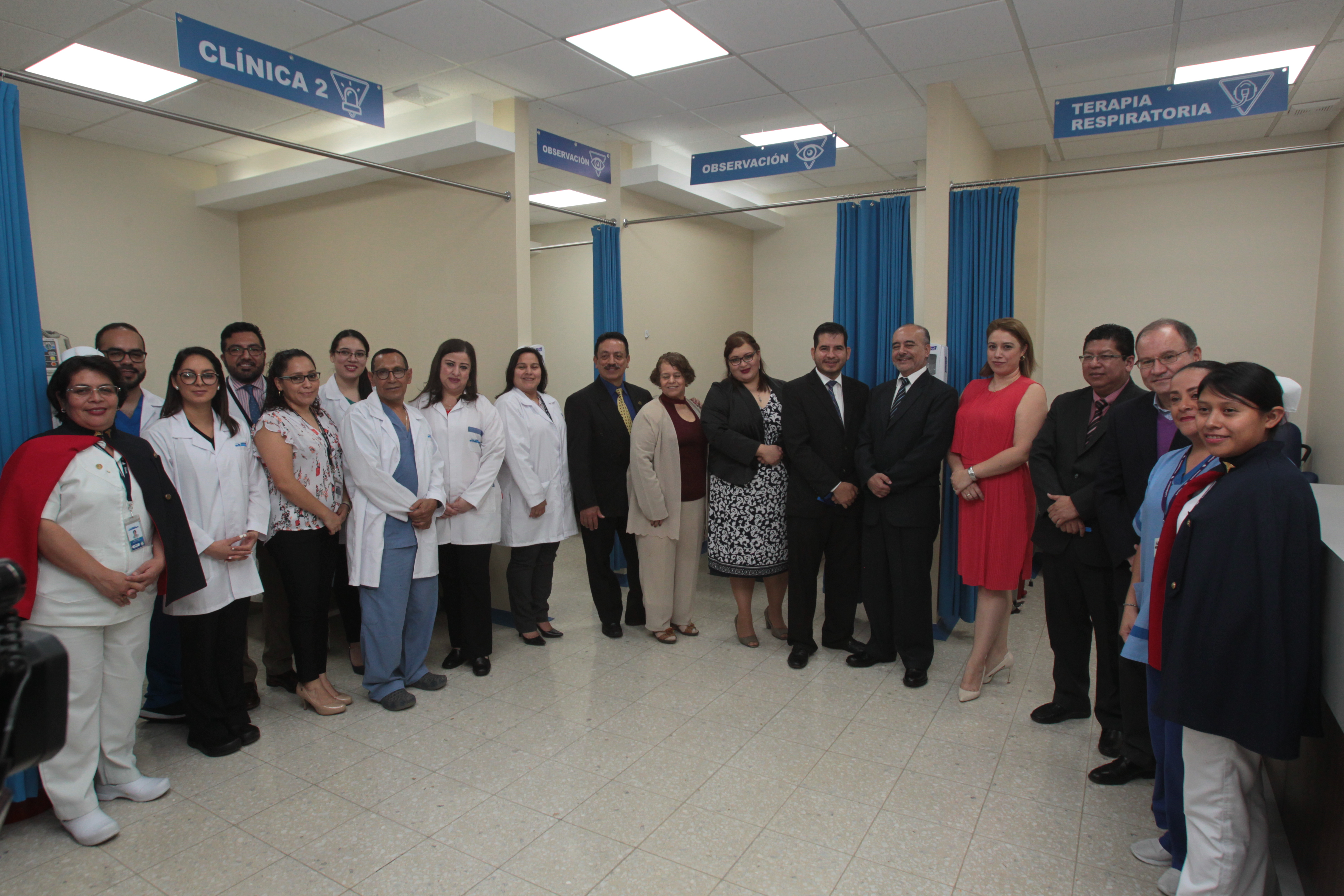 Representantes de la Junta Directiva y personal administrativo en la presentación de la nueva Sala de Urgencias. (Foto Prensa Libre: Norvin Mendoza)