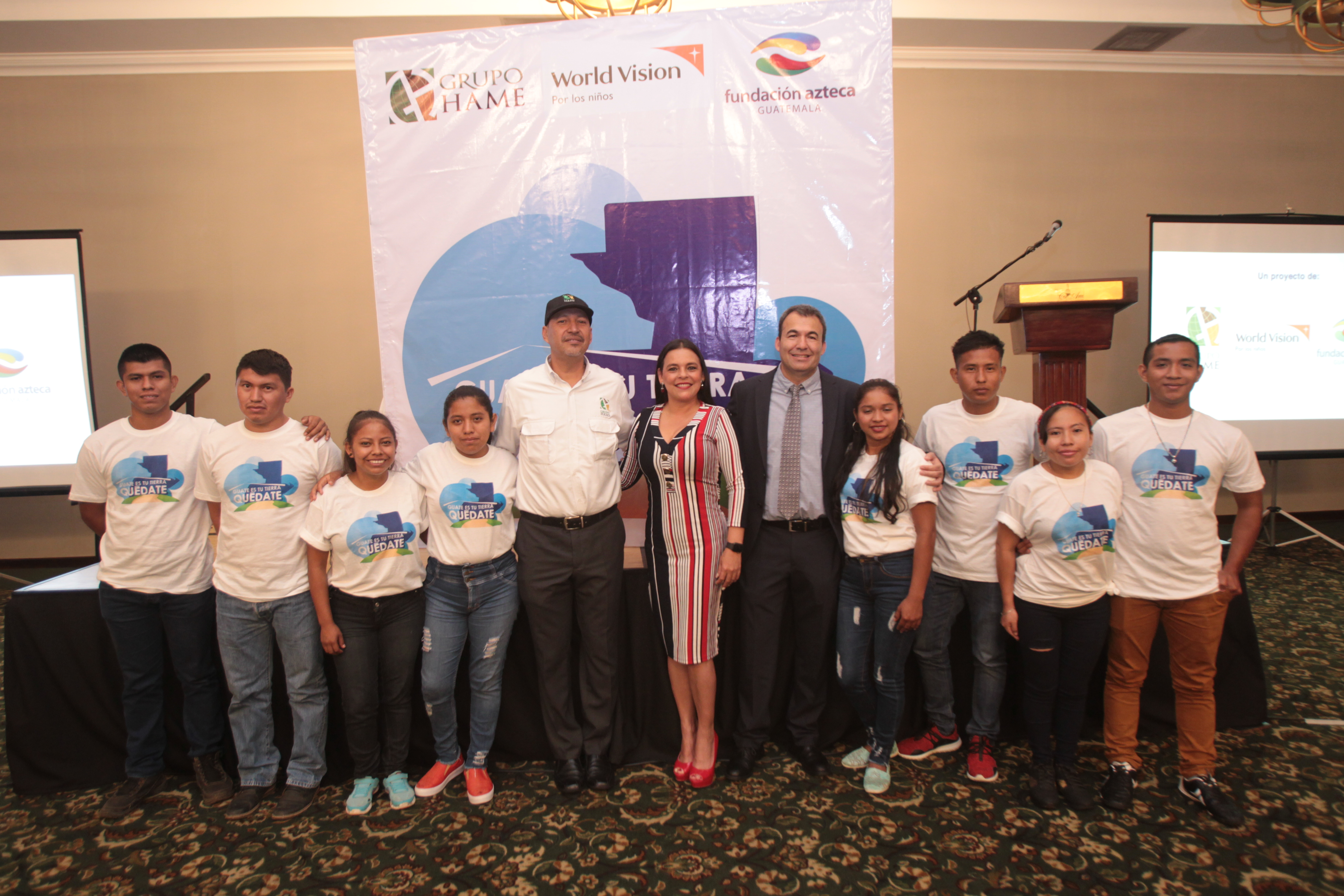 Directivos de Grupo Hame, Fundación Azteca y World Vision acompañado de jóvenes que serán becados. Foto Norvin Mendoza