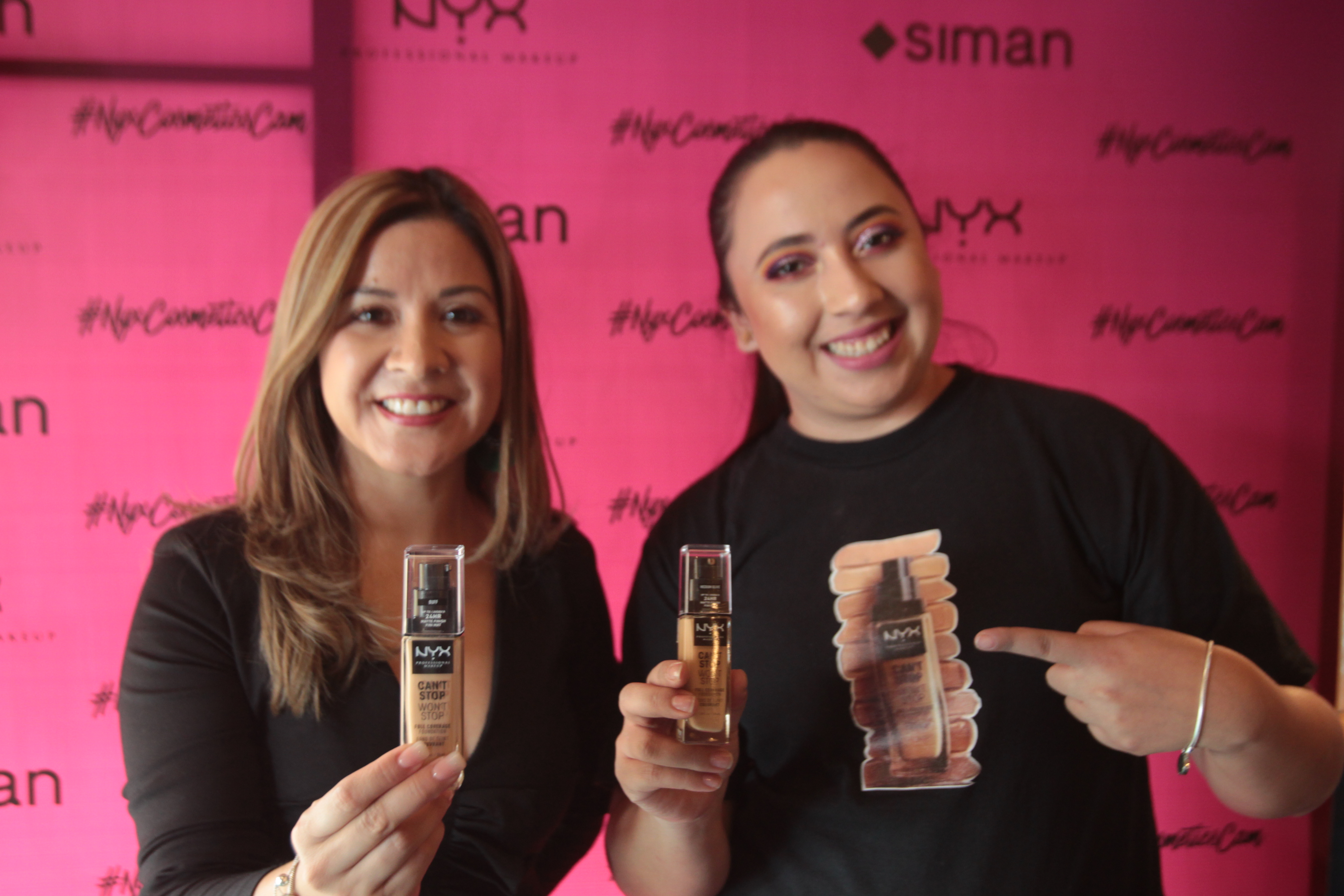 Representantes de la marca NYX Professional Makeup, en la presentación de la nuevas bases de maquillaje. (Foto Prensa Libre: Norvin Mendoza)