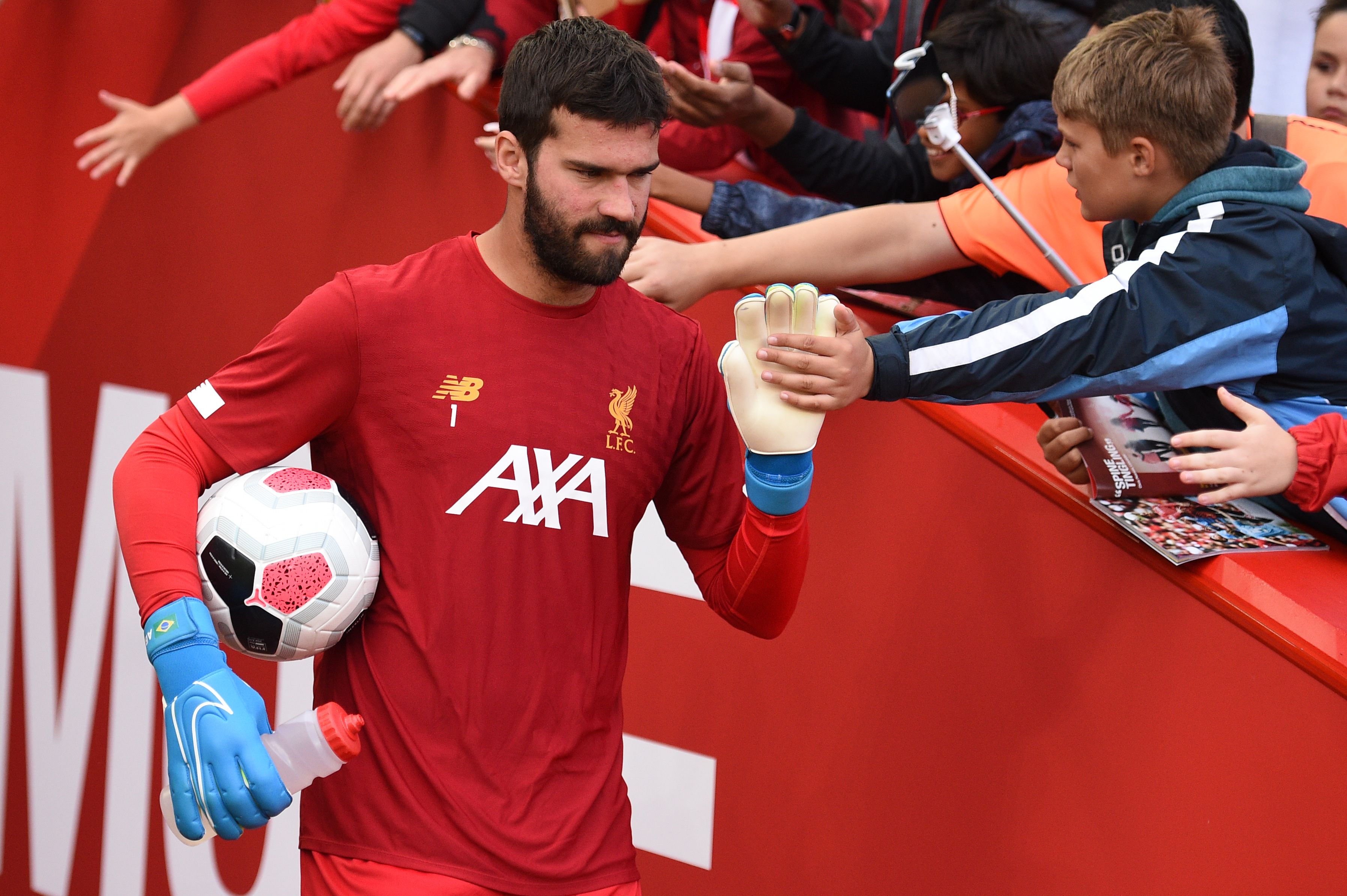 El portero brasileño Alisson Becker fue condecorado como el mejor portero de la Uefa. (Foto Prensa Libre: AFP)