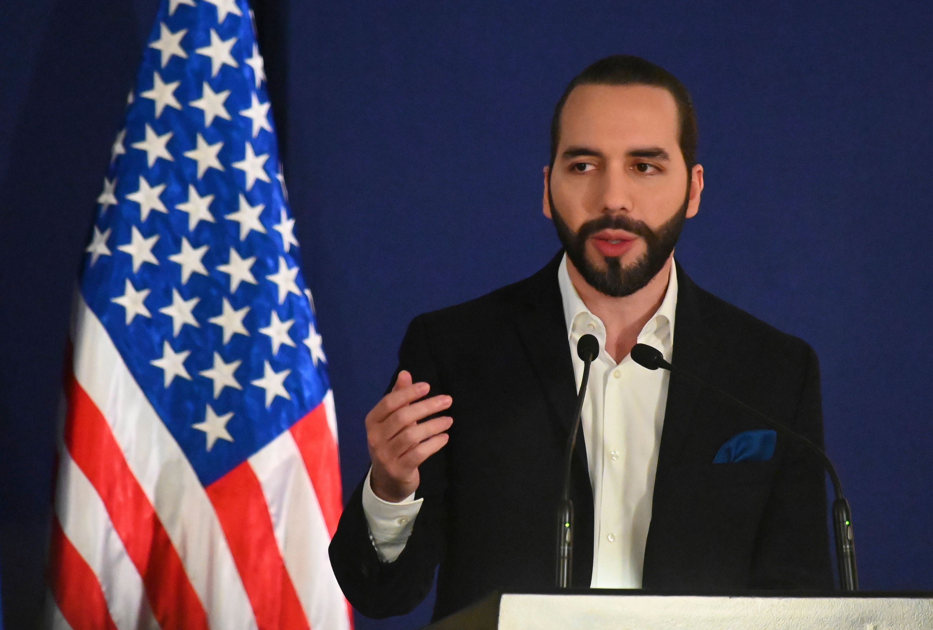 El presidente de El Salvador, Nayib Bukele, en una conferencia de prensa durante la visita de la presidenta de la Cámara de los Estados Unidos, Nancy Pelosi. (Foto Prensa Libre: AFP)