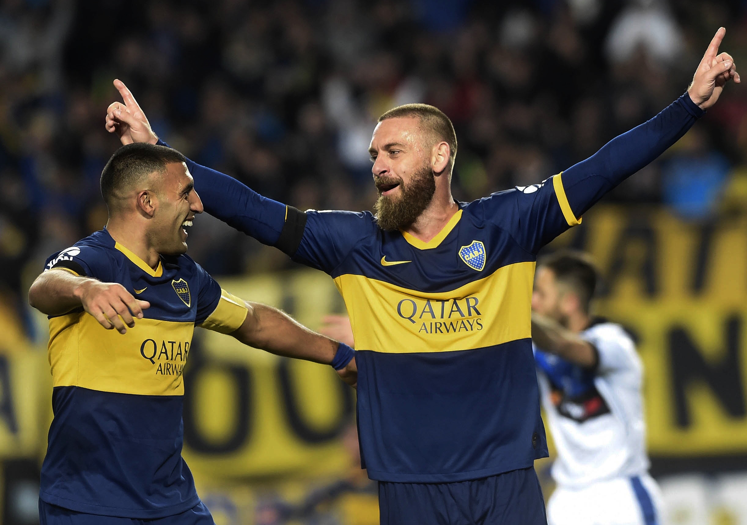 El italiano Daniele De Rossi (derecha) es una de las grandes figuras del futbol argentino. (Foto Prensa Libre: AFP)