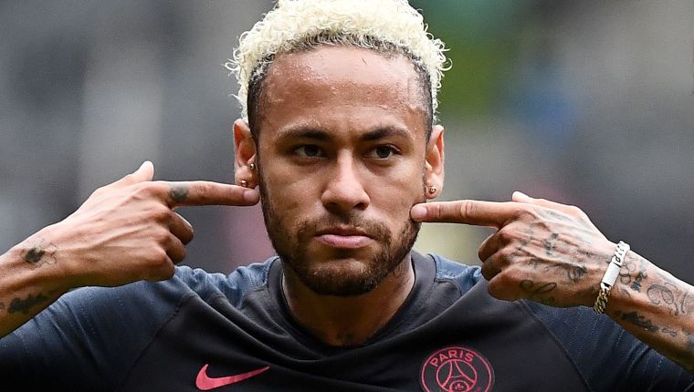 El artillero brasileño Neymar no encuentra la salida para dejar al PSG.  (Foto Prensa Libre:  AFP)