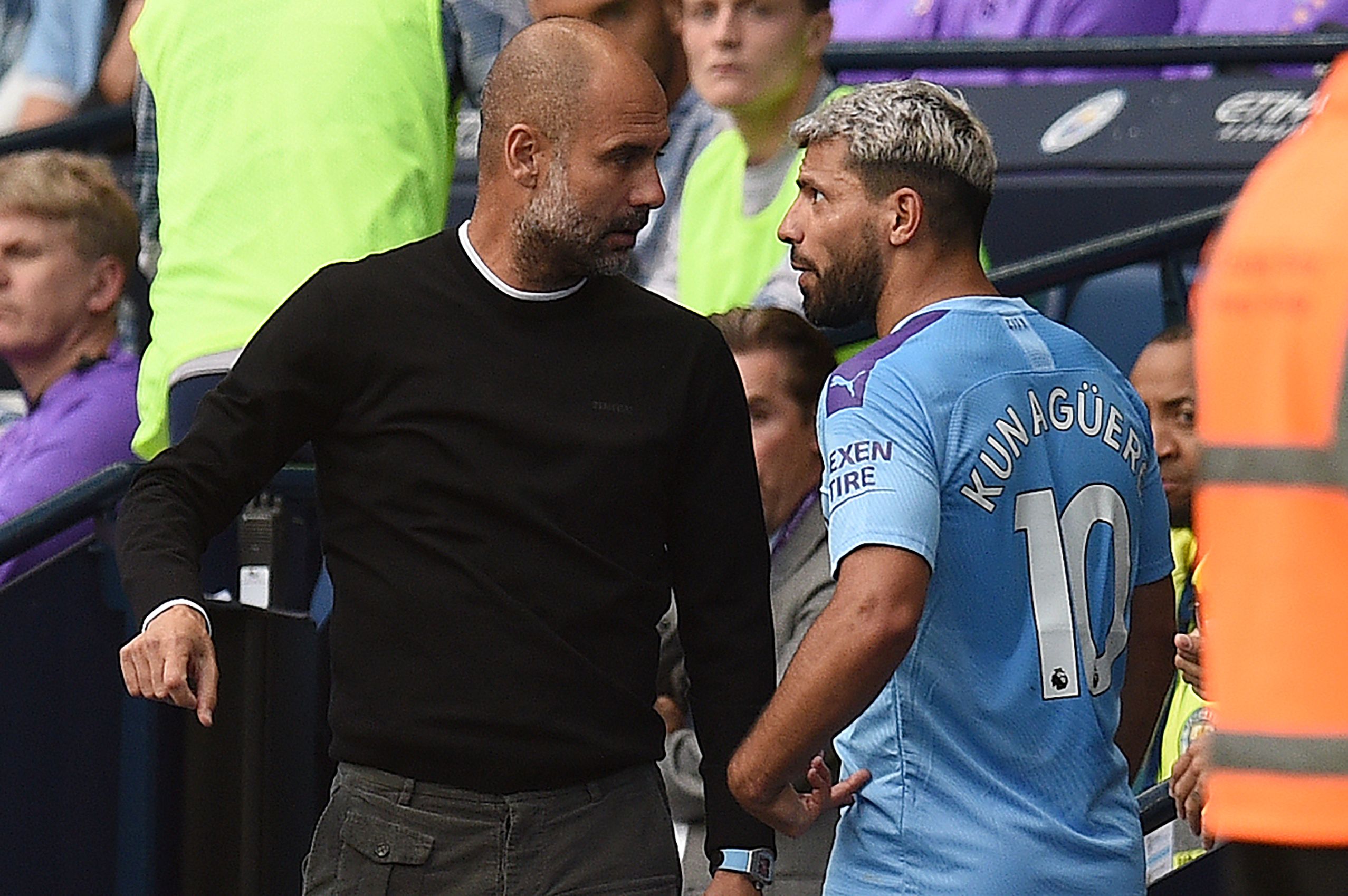 El técnico Pep Guardiola y Sergio 'el Kun' Agüero discutieron por la salida del jugador. (Foto Prensa Libre: EFE)