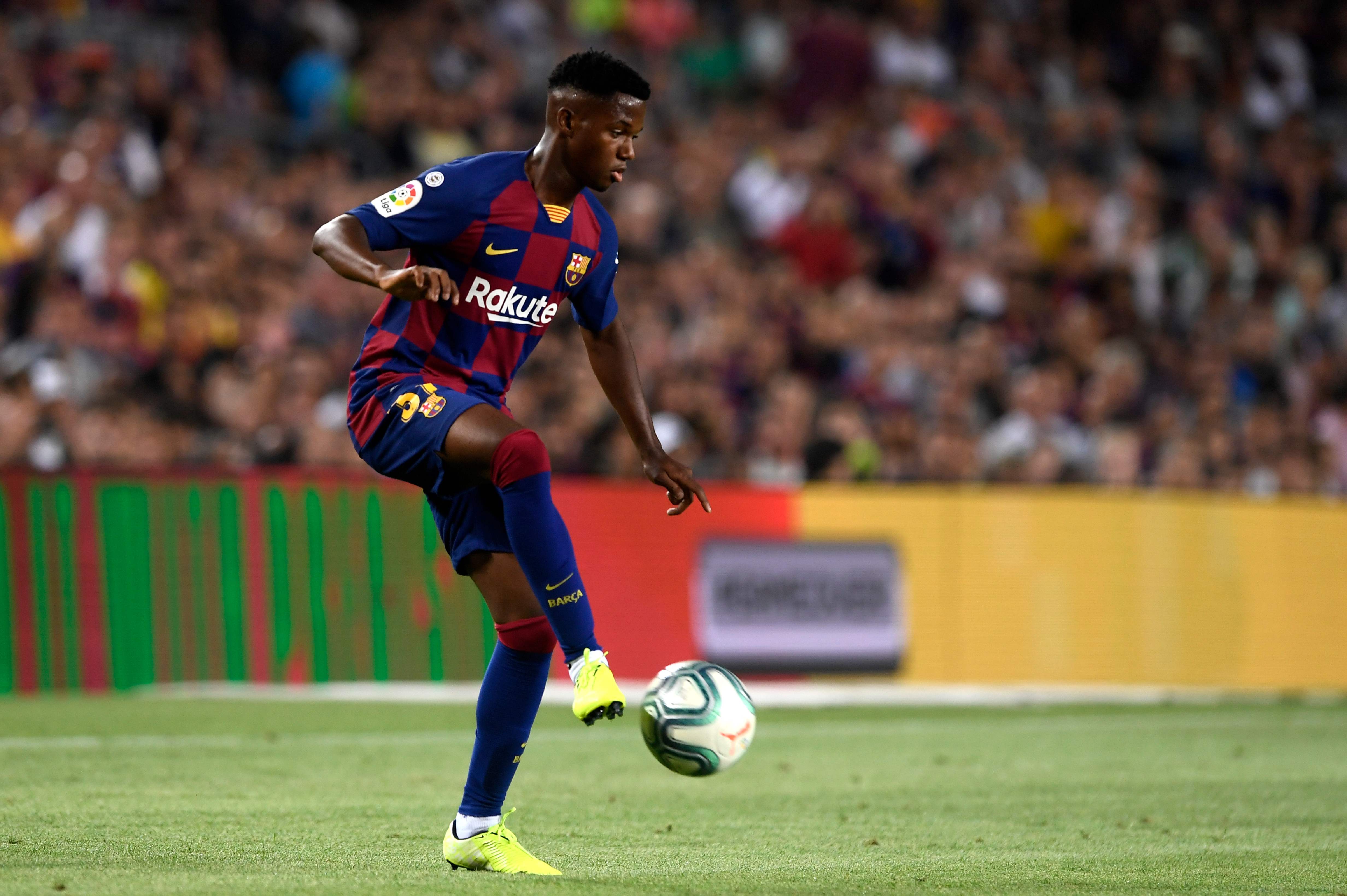 El delantero de Guinea Ansu Fati durante su debut con el equipo mayor del Barcelona. / AFP)