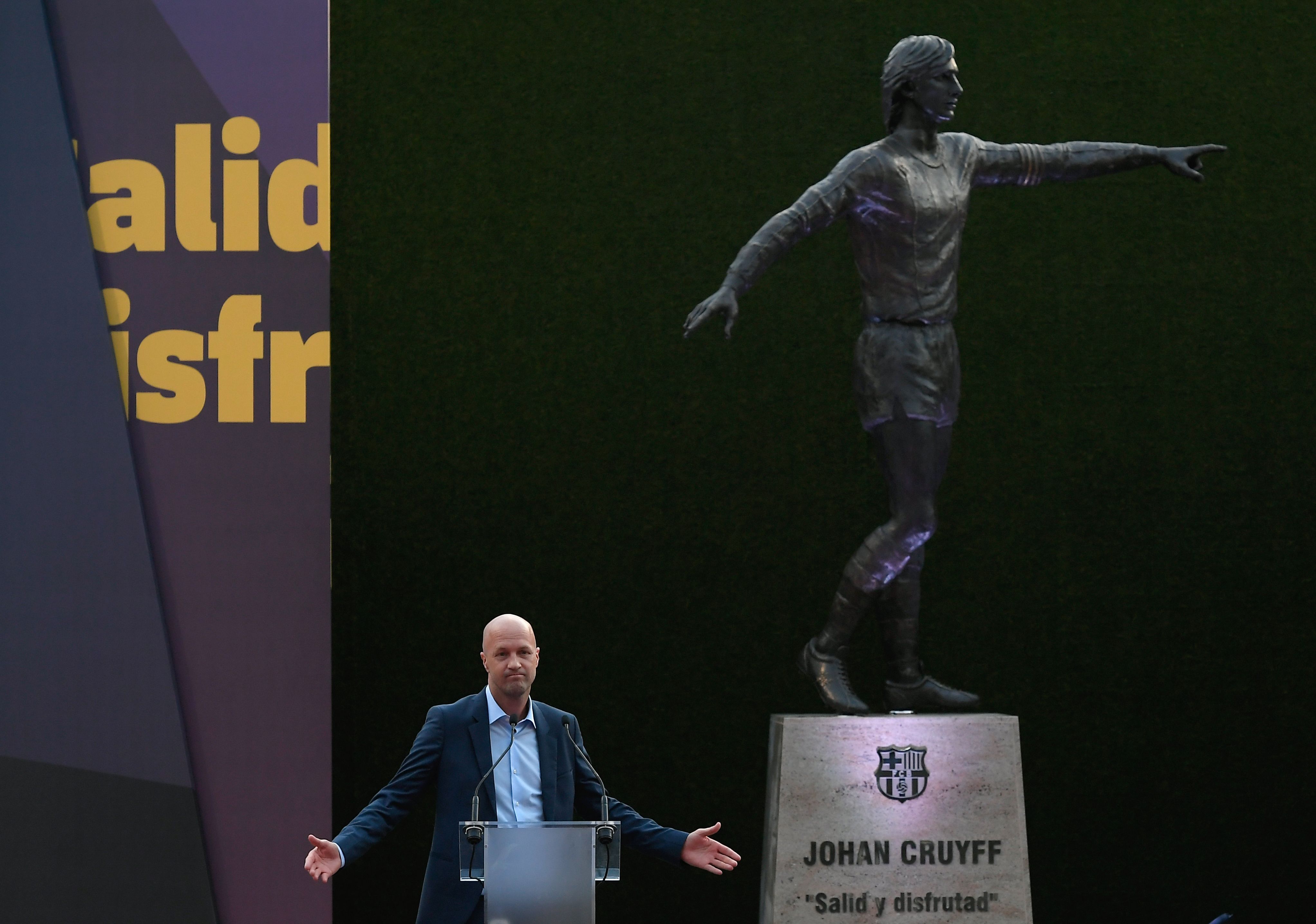 El hijo de Johan Cruyff durante la presentación de la estatua en honor a su padre en el Camp Nou. (Foto Prensa Libre: AFP)