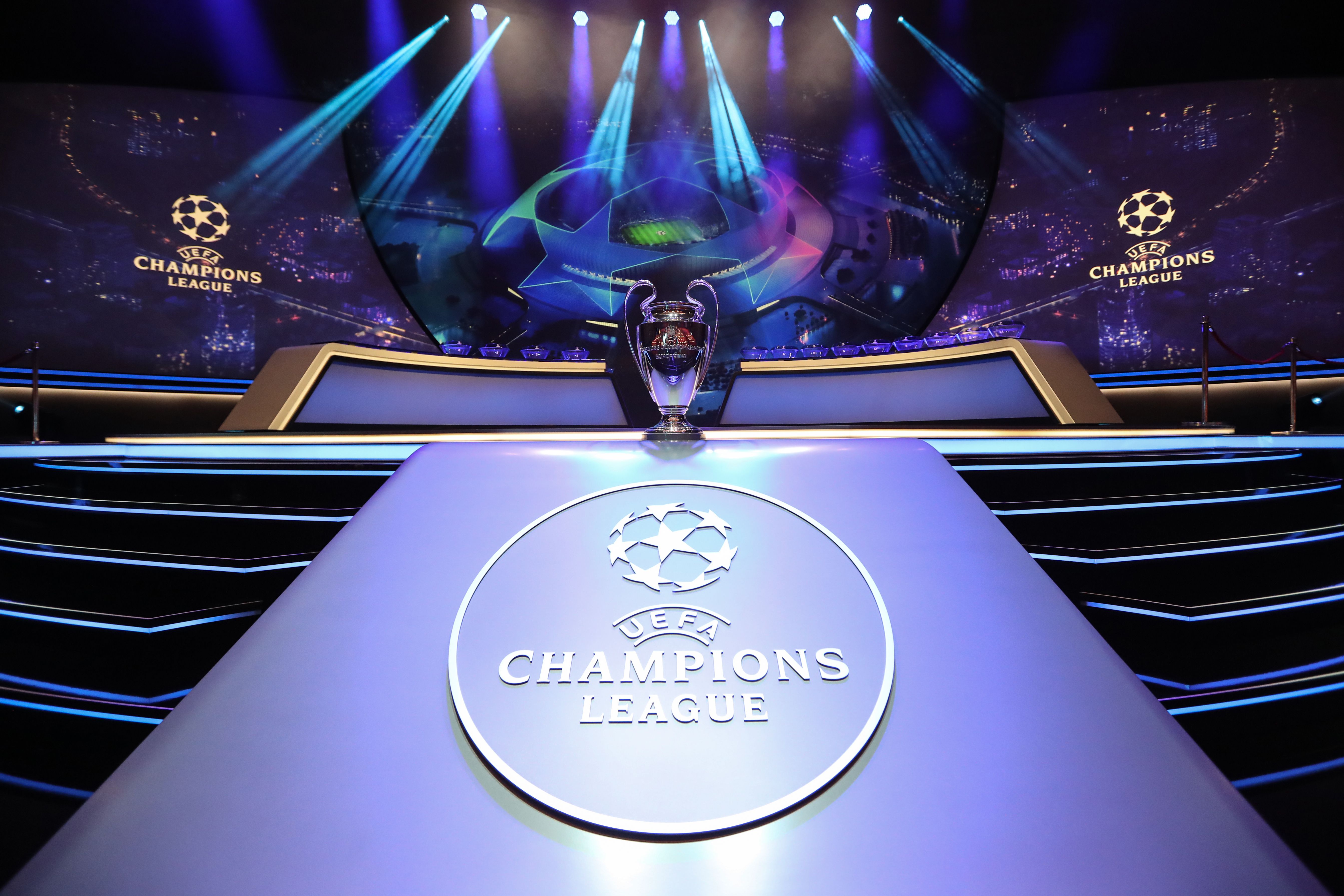 En una ceremonia de gala se definieron los ocho grupos de la fase de grupos de la Champions League 2019-2020. (Foto Prensa Libre: AFP)