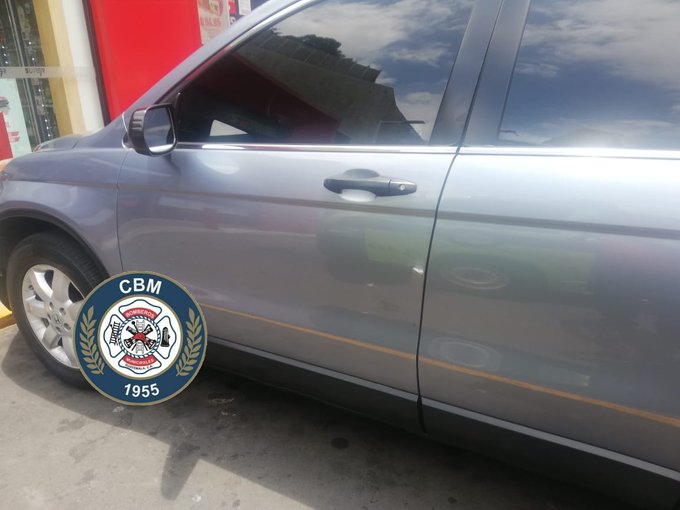 Vehículo en el que se transportaba la mujer atacada a balazos en el km 9 de la ruta a El Salvador. (Foto Prensa Libre: Bomberos Municipales). 