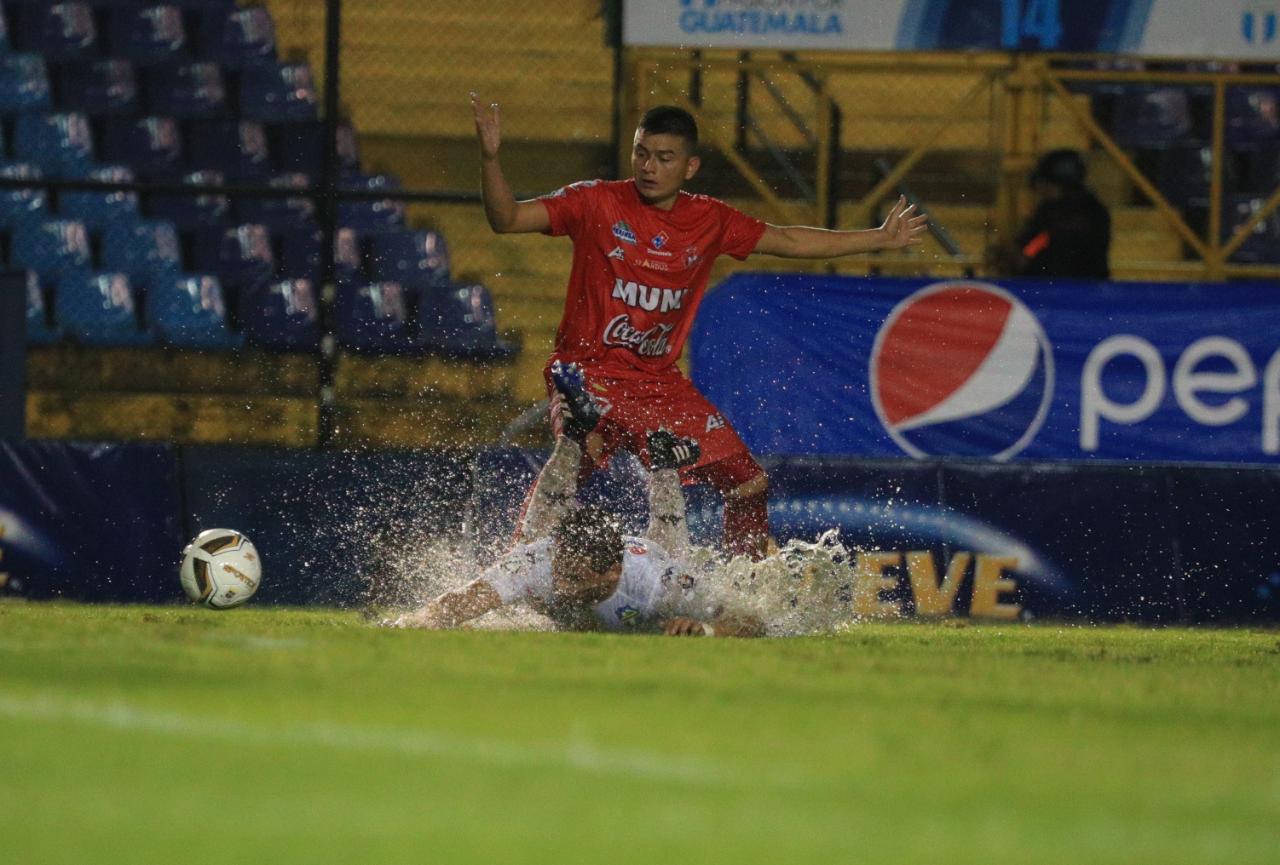 La lluvia acompaño casi todo compromiso entre albos y toros. (Foto Prensa Libre: Carlos Hernández)