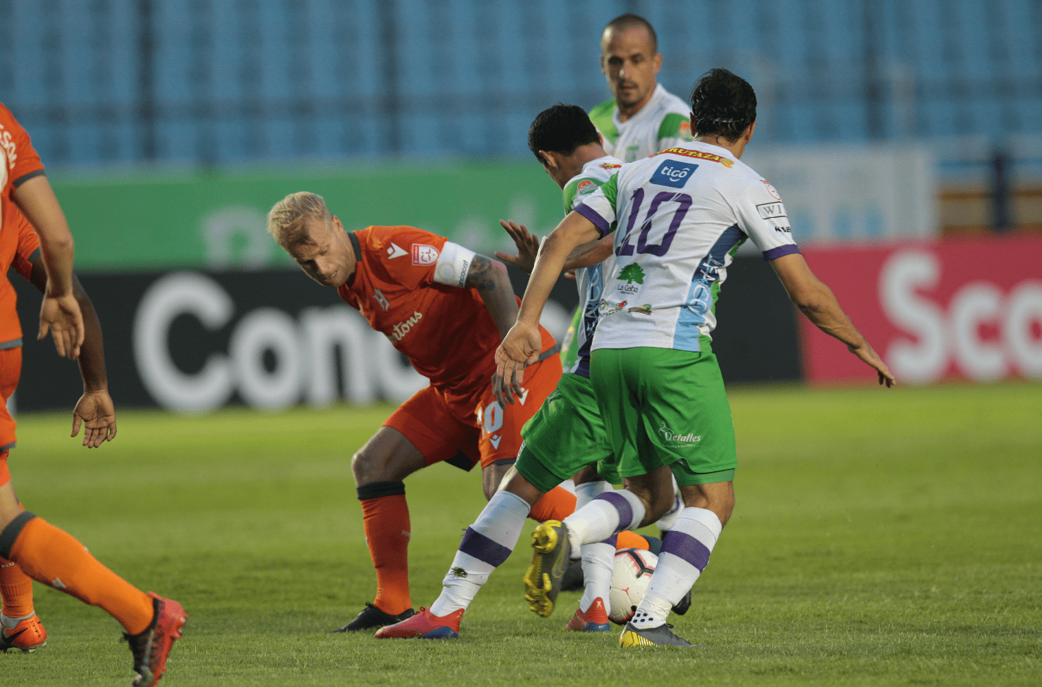 Pablo Aguilar y Jairo Arreola de Antigua GFC pelean el balón con el capitán del Forge FC Kyle Bekker. (Foto Prensa Libre: Norvin Mendoza)