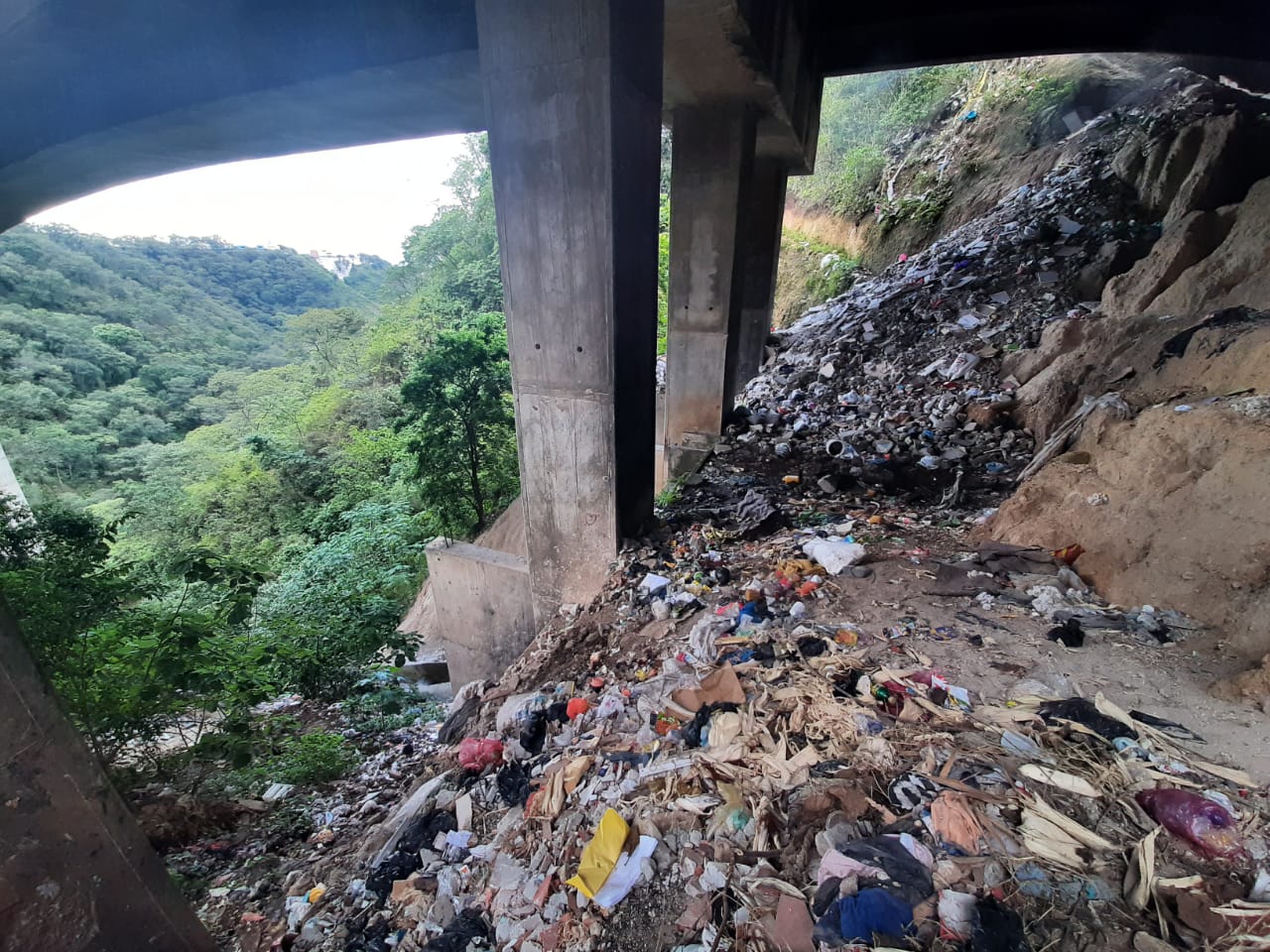 Basurero clandestino en una de las bases del puente El Naranjo. (Foto Prensa Libre: Andrea Domínguez).