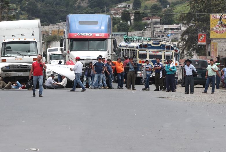 Bloqueo de Codeca en Cuatro Caminos Totonicapán. (Foto Prensa Libre: Mynor Toc).