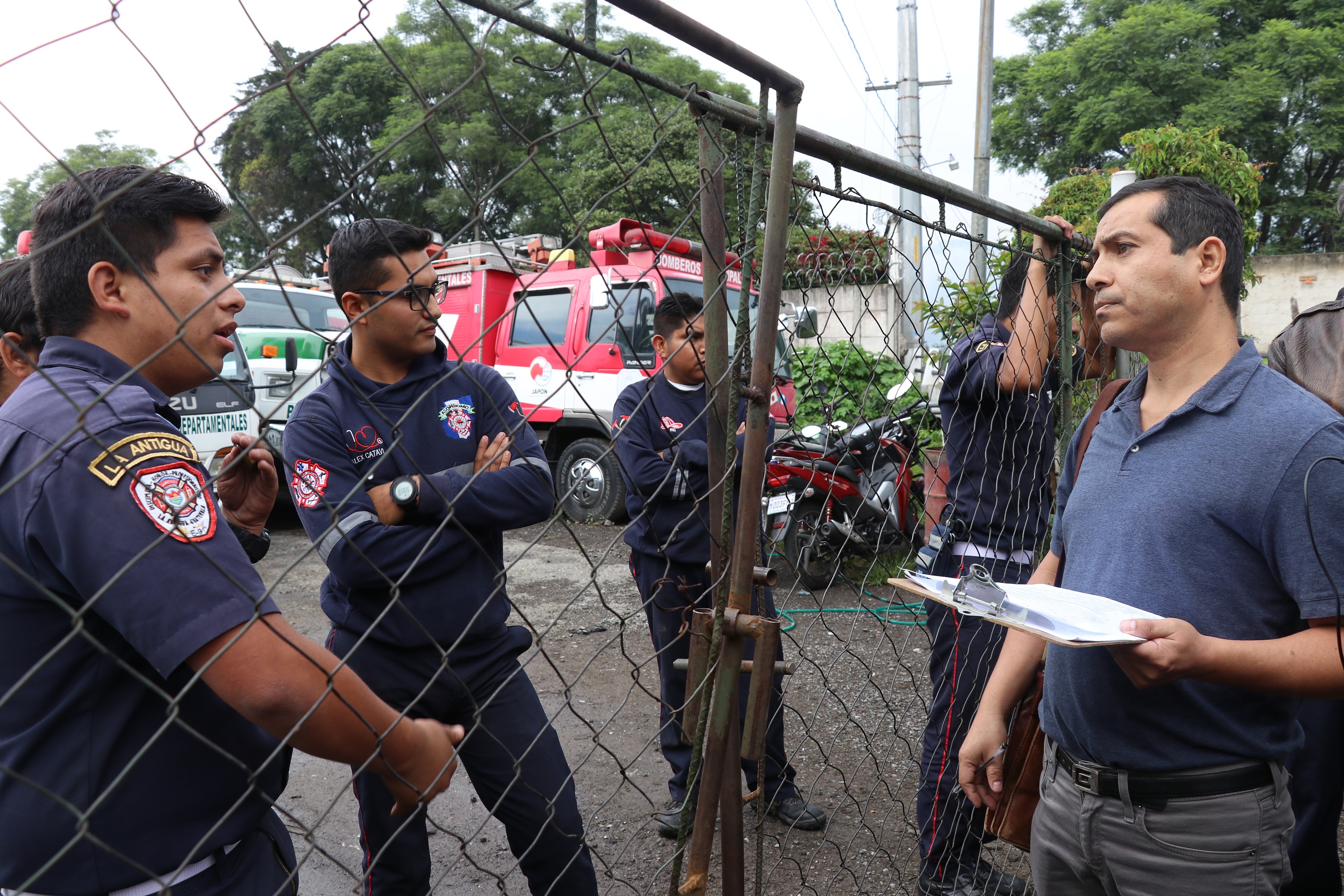 Marcelo Valle, abogado de la Asociación Pro Bomberos Municipales de Antigua Guatemala, notifica a un grupo de socorristas sobre la resolución judicial. (Foto Prensa Libre: Julio Sicán)