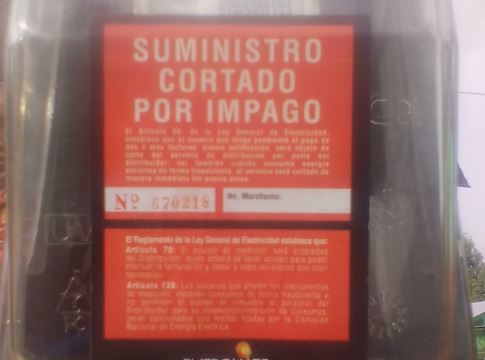 En uno de los contadores de energía eléctrica un rótulo advierte de que el servicio fue cortado por impago. (Foto Prensa Libre: Eduardo Sam). 