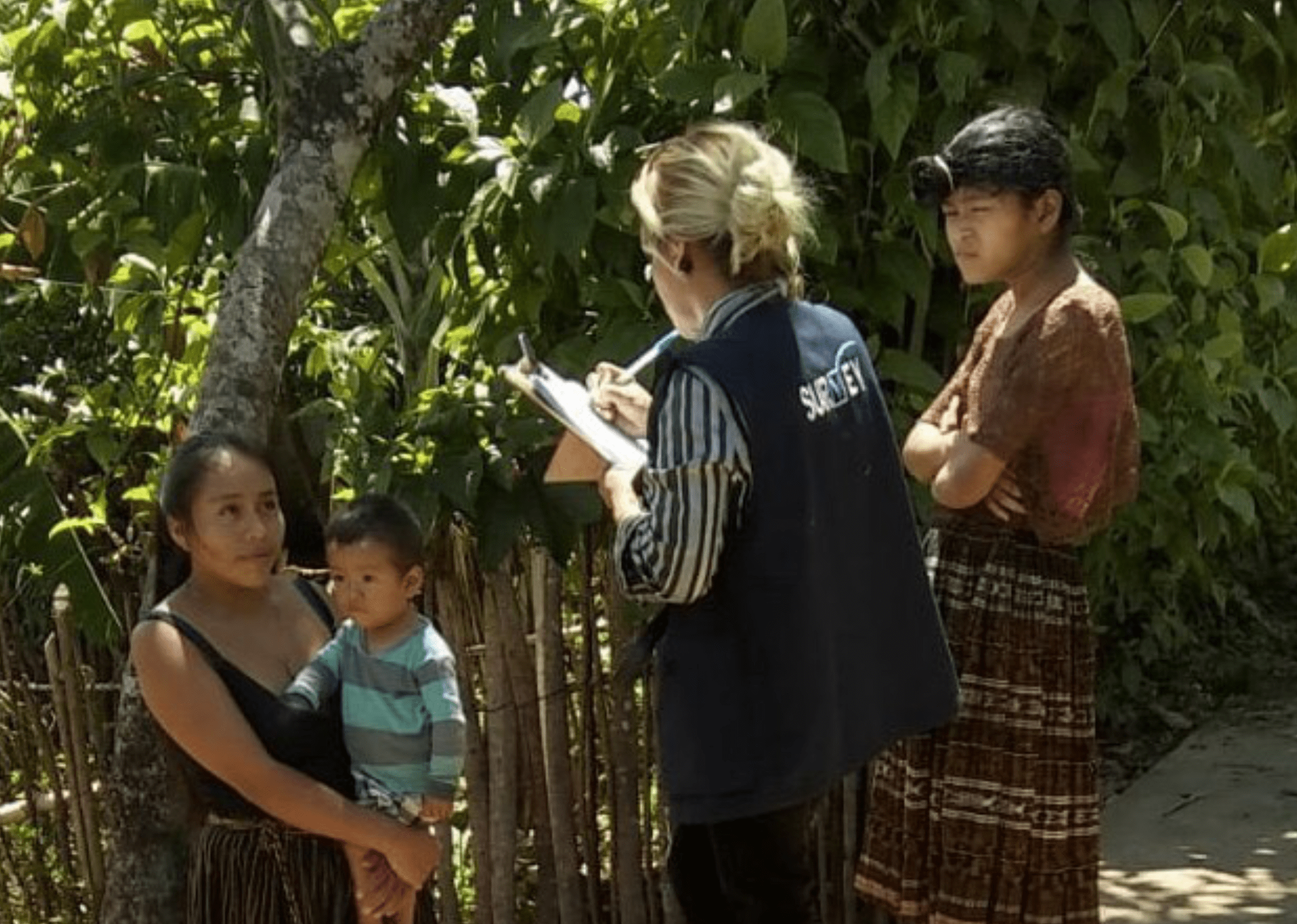 Encuestadores de ProDatos visitan una de las comunidades rurales de Guatemala para medir la intención de voto previo a la segunda vuelta electoral de 2019. (Foto  Prensa Libre: ProDatos)