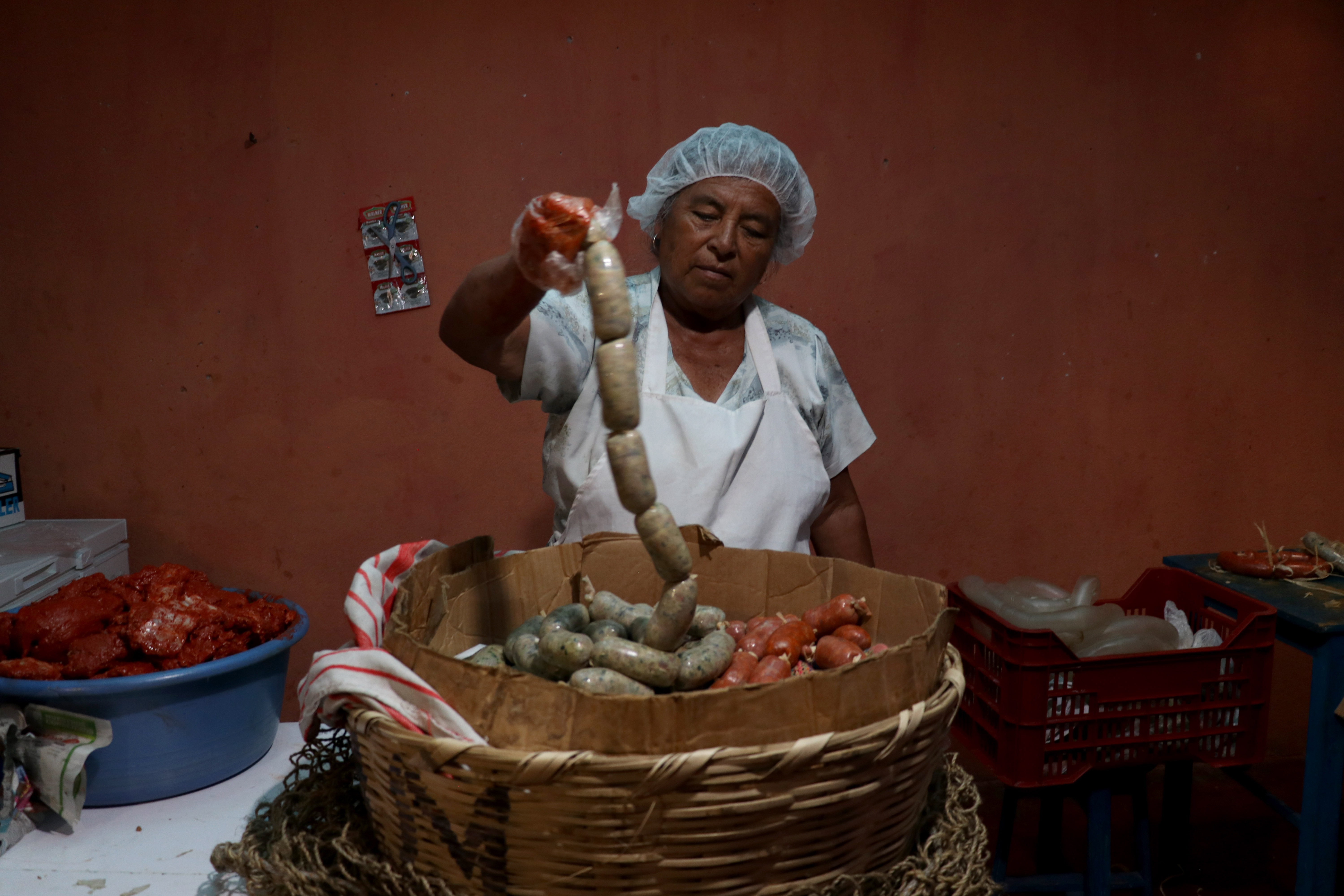 Antonia Matías muestra parte de la producción de chorizo y longaniza en su taller artesanal en Huehuetenango. (Foto Prensa Libre: Mike Castillo)