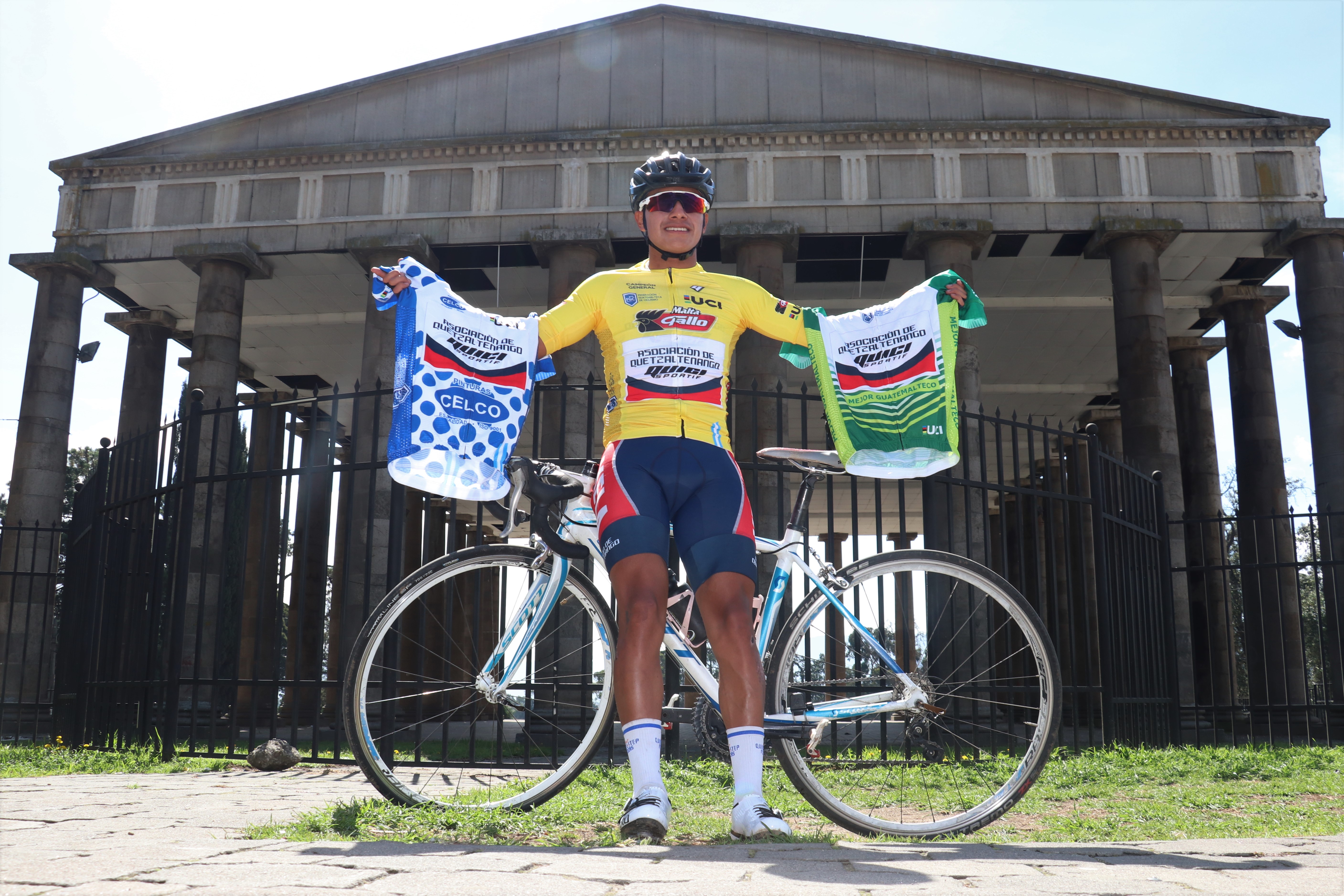 Edwin Sam, de 17 años, además de ser el campeón, ganó los maillot de campeón de montaña y mejor guatemalteco. (Foto Prensa Libre: Raúl Juárez)