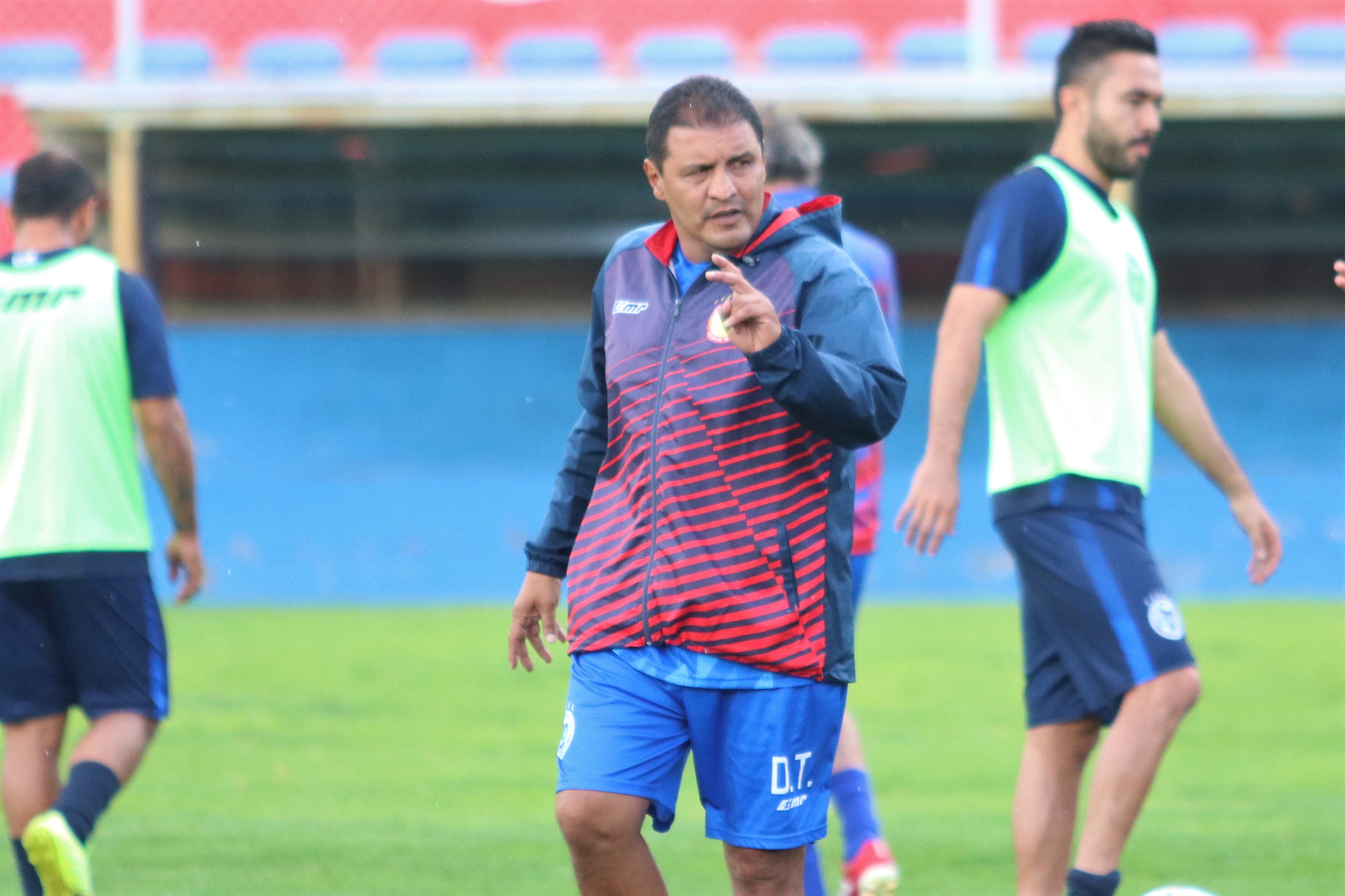 Walter Horacio González les ha trasmitido a los jugadores que sean más agresivos y combativos dentro del terreno de juego. (Foto Prensa Libre: Raúl Juárez)