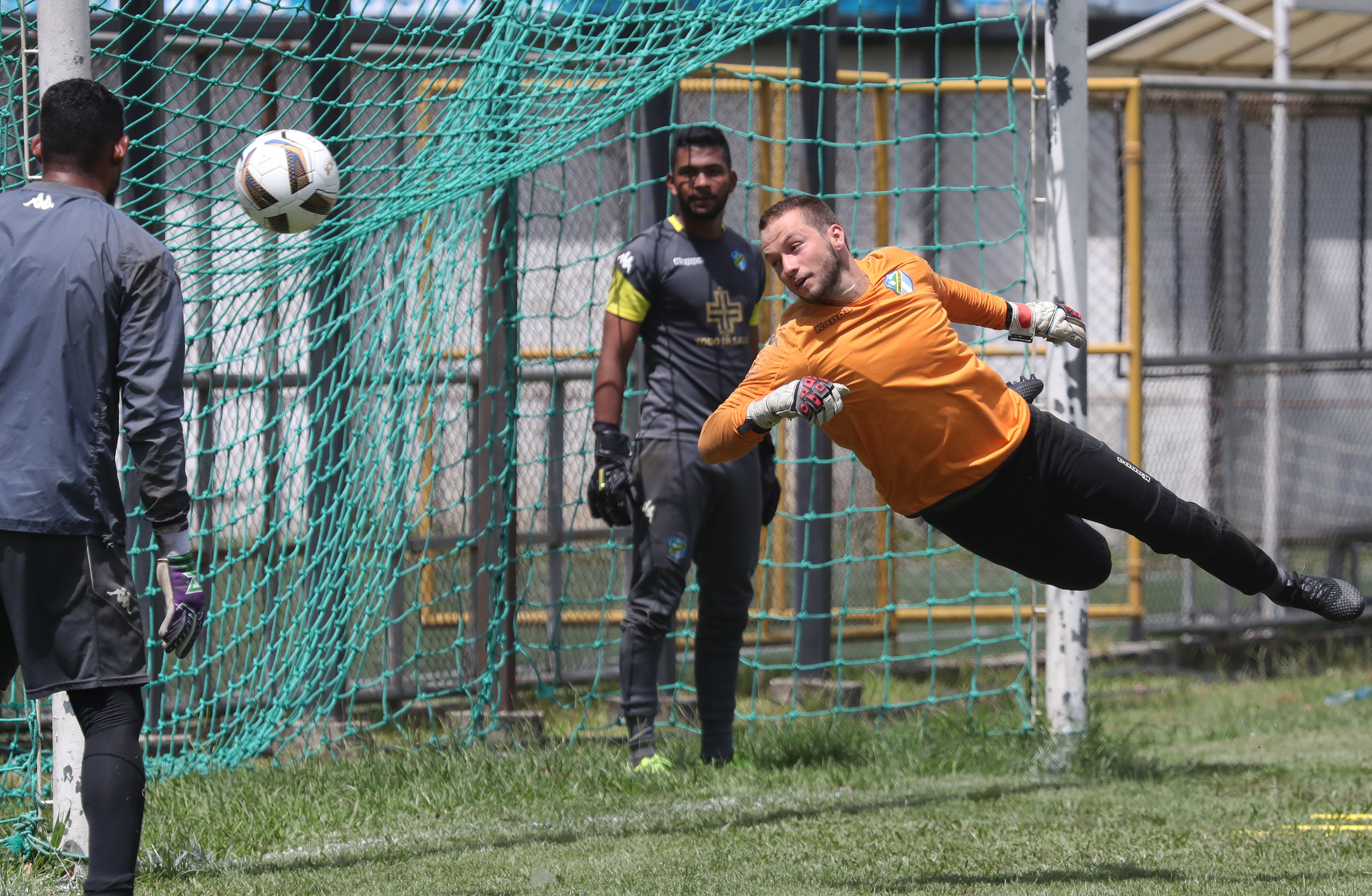 El portero de Comunicaciones Kevin Moscoso realiza un entrenamiento en la cancha alterna de Cementos Progreso, como parte de la preparación para disputar el encuentro contra Santa Lucía. (Foto Prensa Libre: Francisco Sánchez).