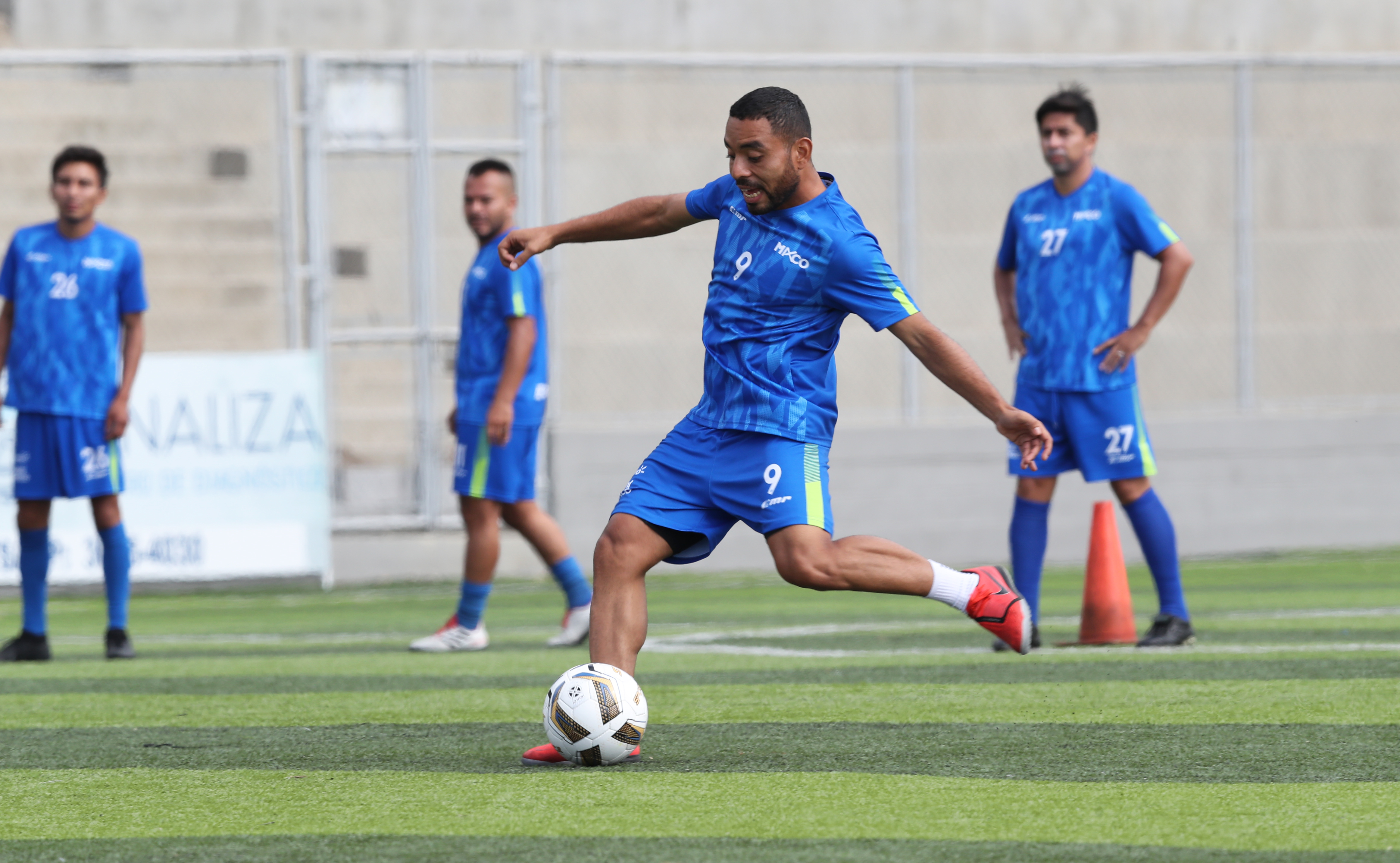 Bryan Ordóñez, jugador de Deportivo Mixco, cumple con un entrenamiento en el estadio Santo Domingo. (Foto Prensa Libre: Francisco Sánchez).