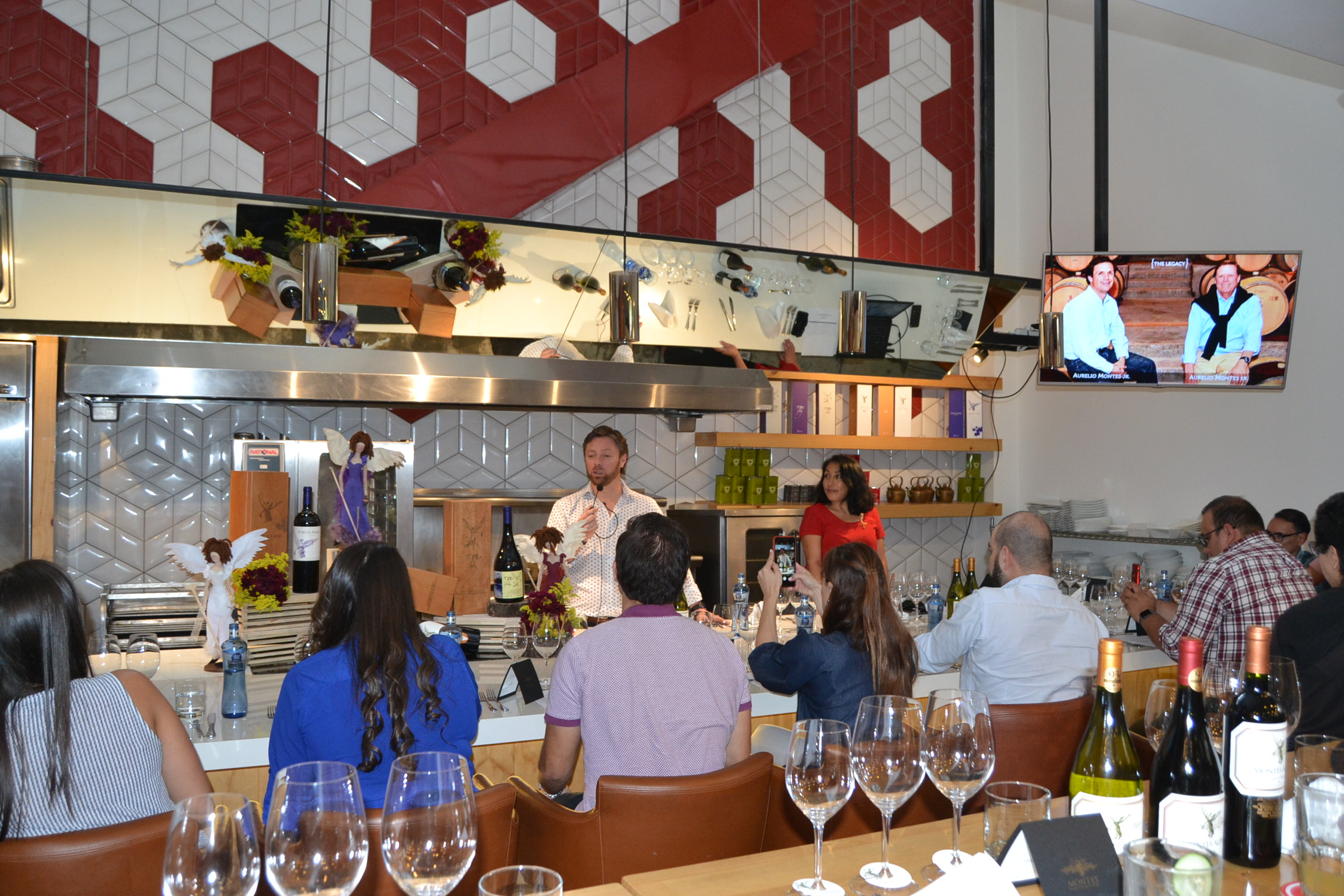 El enólogo de Viña Montes Gustavo Hormann capacitó a clientes y personal de la Vinoteca. Foto Norvin Mendoza