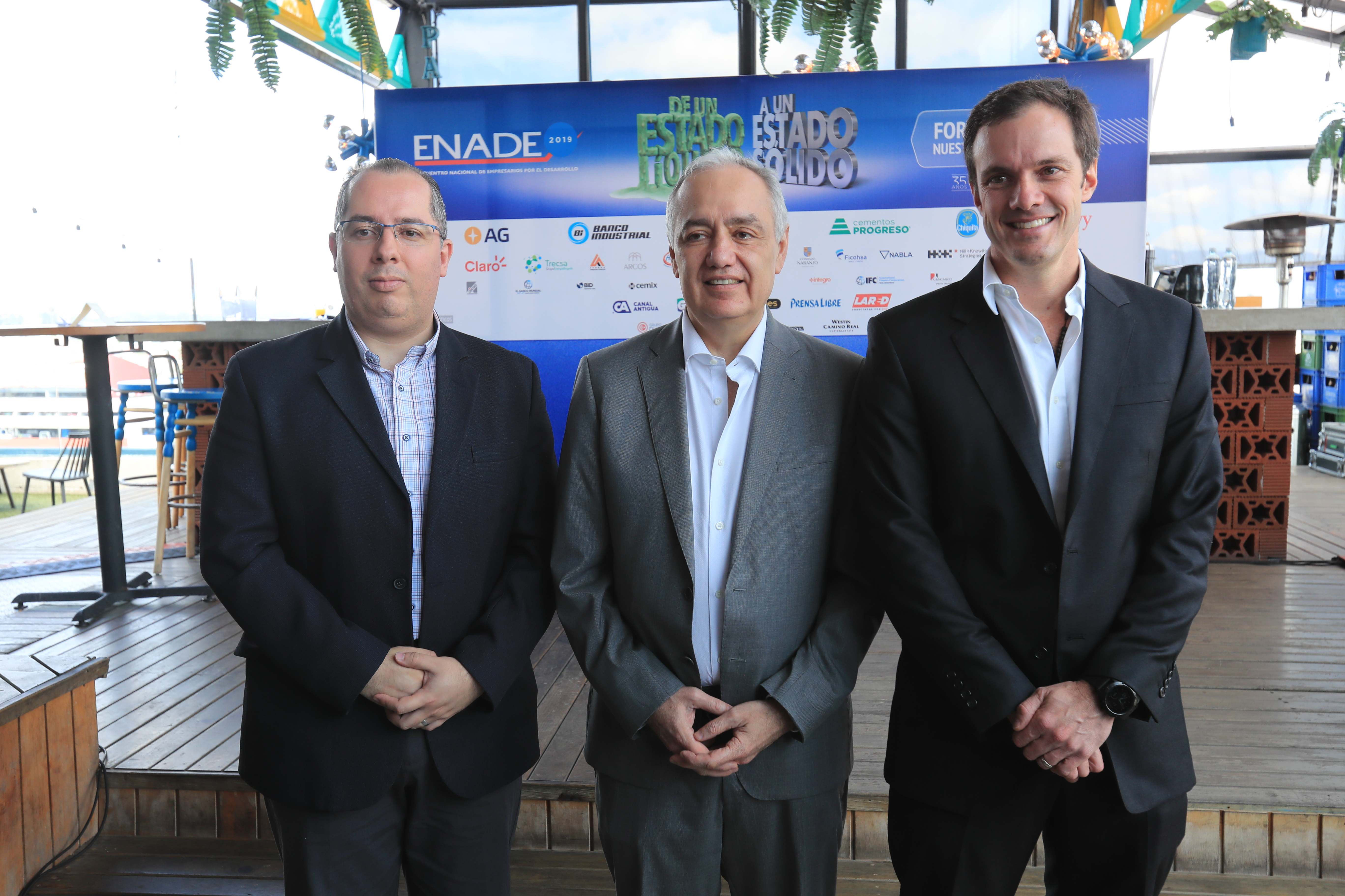 Jorge Benavides, investigador de Fundesa, Juan Carlos Paiz, presidente de Fundesa y Peter Klose, presidente del Comité Organizador del ENADE 2019. (Foto Prensa Libre: Juan Diego González)