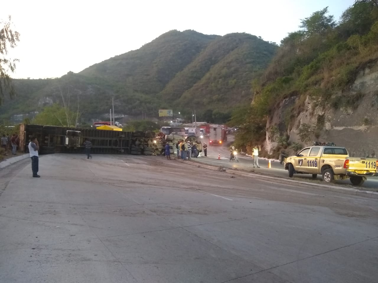 El vehículo bloqueó dos carriles en ruta al Atlántico. (Foto: Provial)