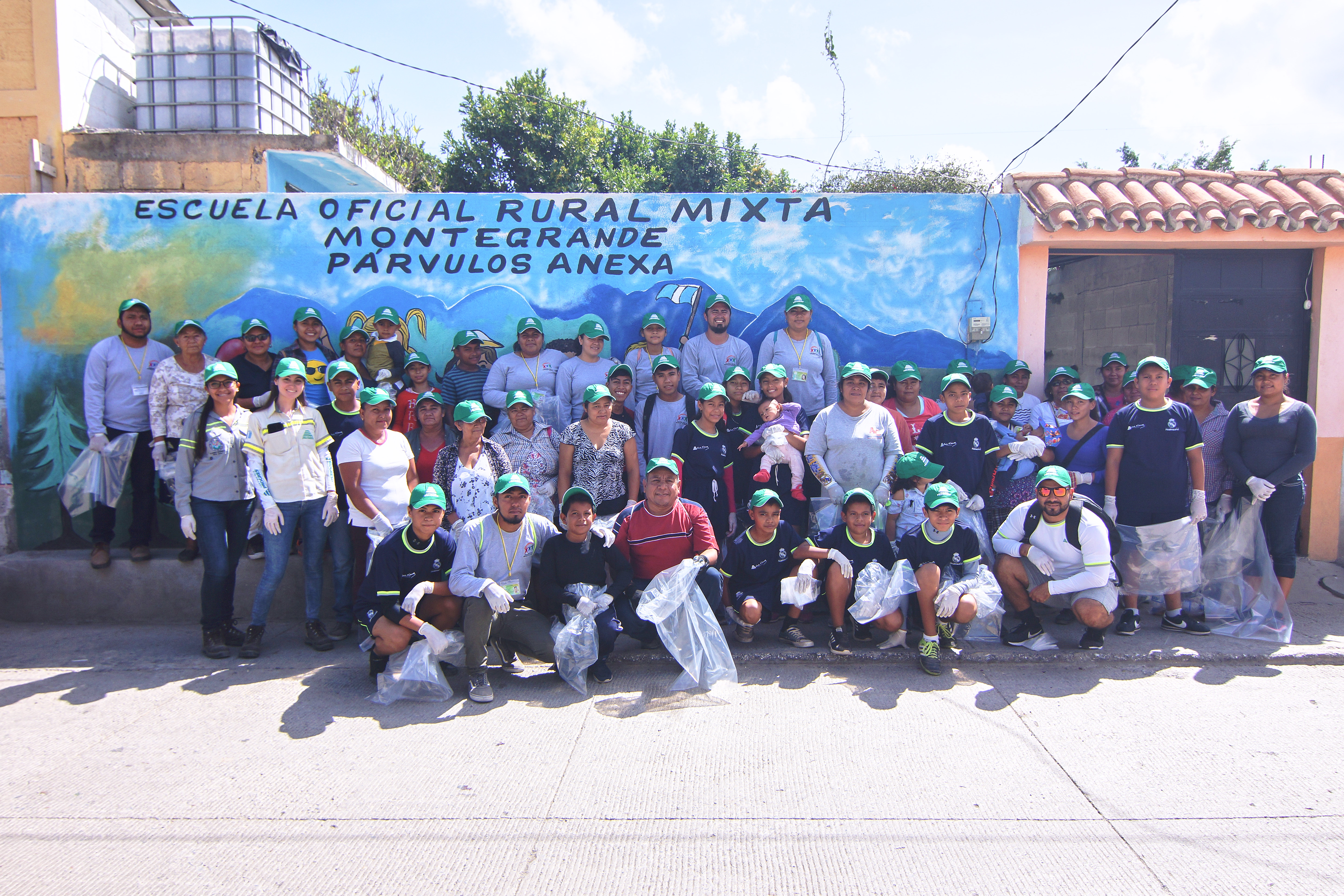 Un buen grupo de vecinos se unieron para limpiar su comunidad. Foto Cortesía