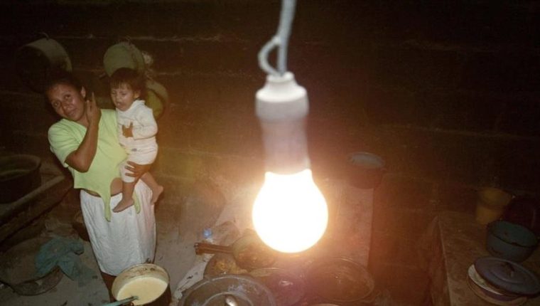 Usuarios de muchas comunidades han sido integrados al servicio de energía eléctrica paulatinamente. (Foto, Prensa Libre: Hemeroteca PL).