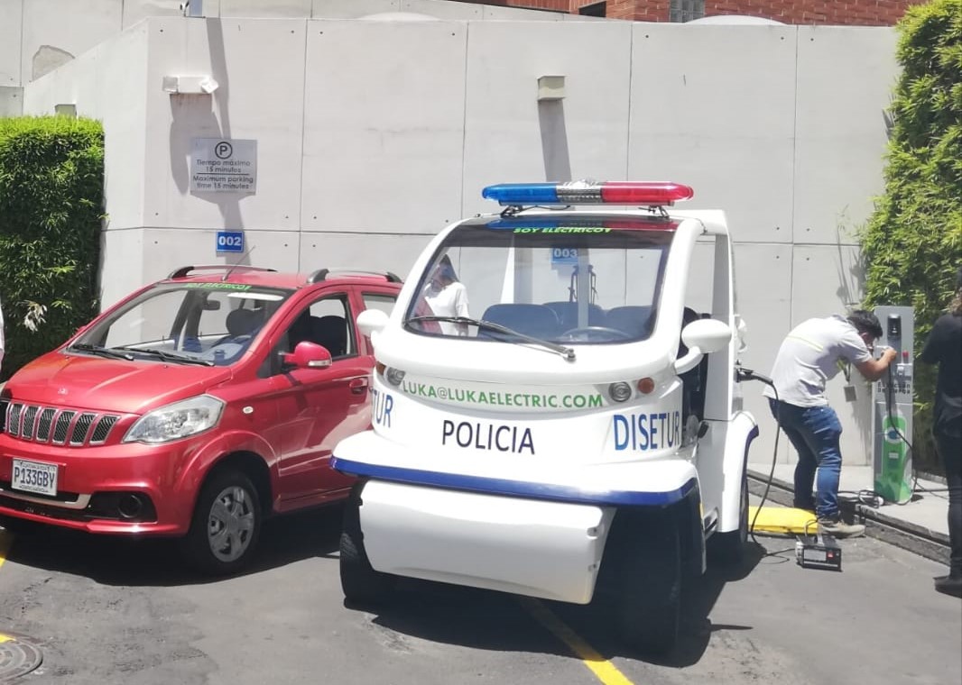 Una estación de carga de energía para vehículos eléctricos fue instalada en el Hotel Adriátika, ya operan tres más en el Corredor Turístico que va del Centro Histórico a la Plaza Berlín. (Foto, Prensa Libre: Rosa María Bolaños).