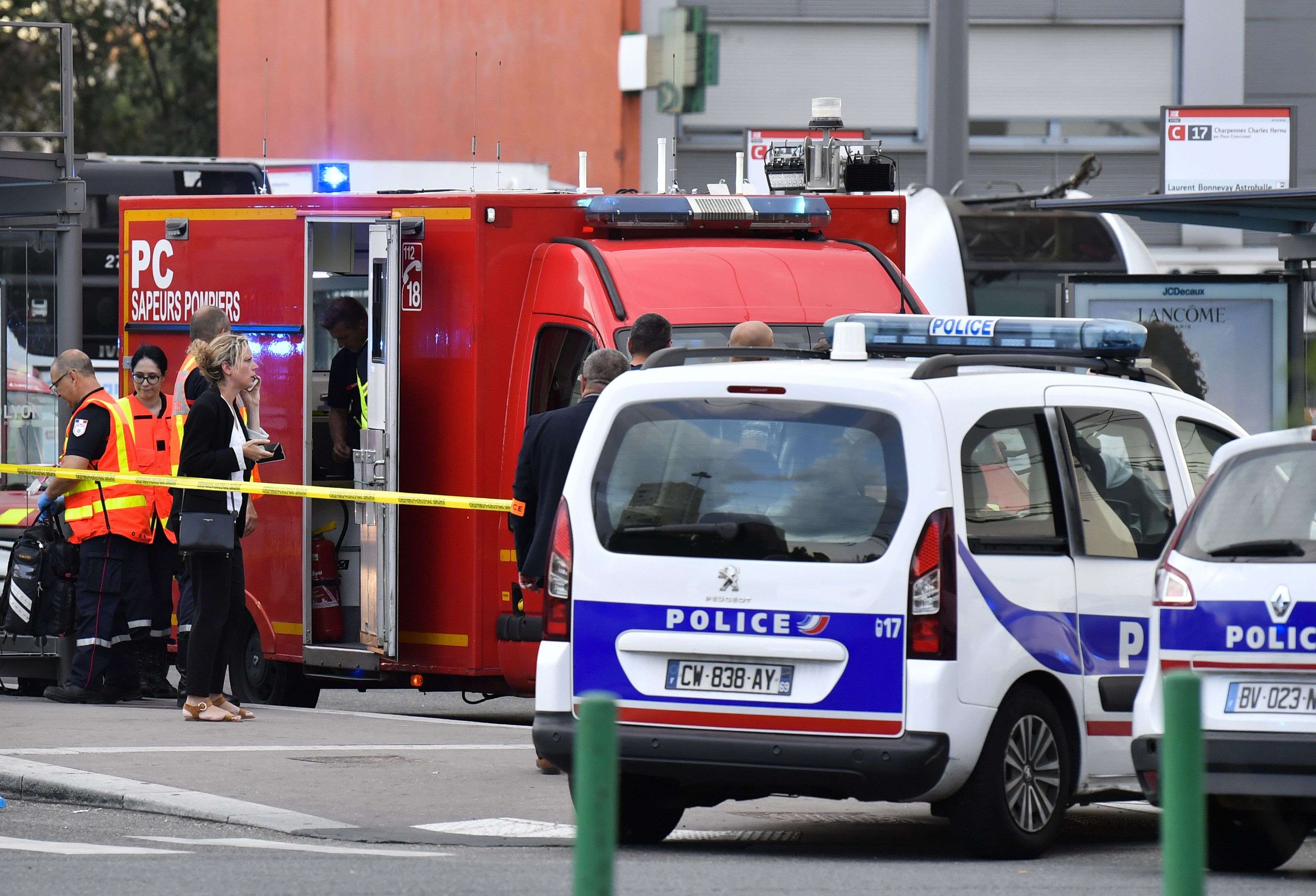 Policías y bomberos acuden al lugar del ataque. (Foto Prensa Libre: AFP)