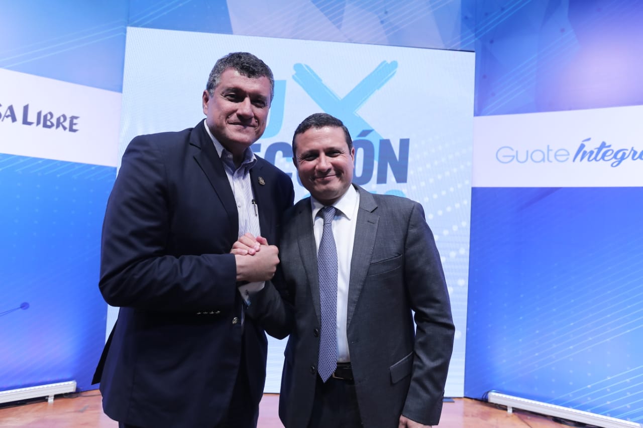 Los candidatos vicepresidenciables Guillermo Castillo del partido Vamos y Carlos Raúl Morales, de la Une, participaron en el último foro "Tu Elección 2019" patrocinado por la Cámara de la Industria de Guatemala. (Foto Prensa Libre: Hemeroteca PL) 