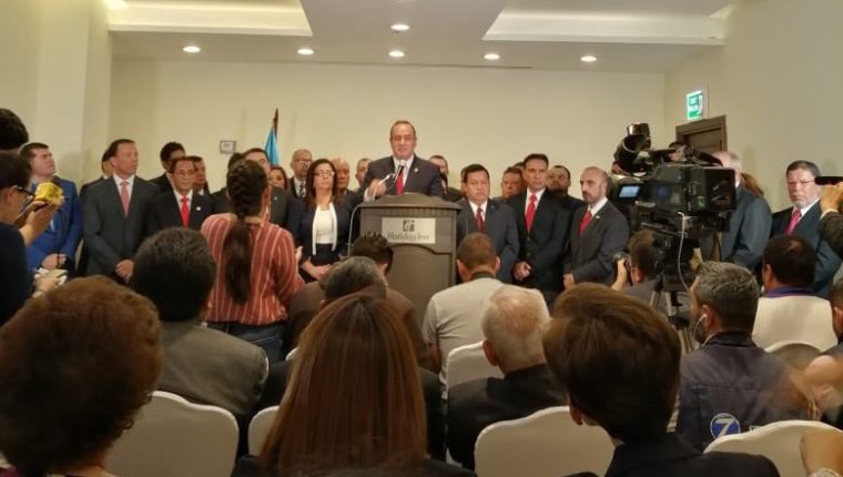 Alejandro Giammattei adelantó el 13 de junio algunos nombres de su posible gabinete en una presentación junto a su equipo. (Foto Prensa Libre: @DrGiammattei)