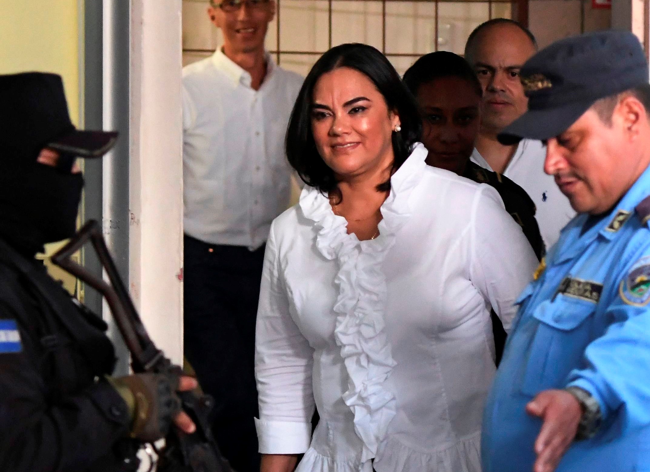 Exprimera dama hondureña Rosa Elena Bonilla, a su llegada a los tribunales en Tegucigalpa. (Foto Prensa Libre: AFP)